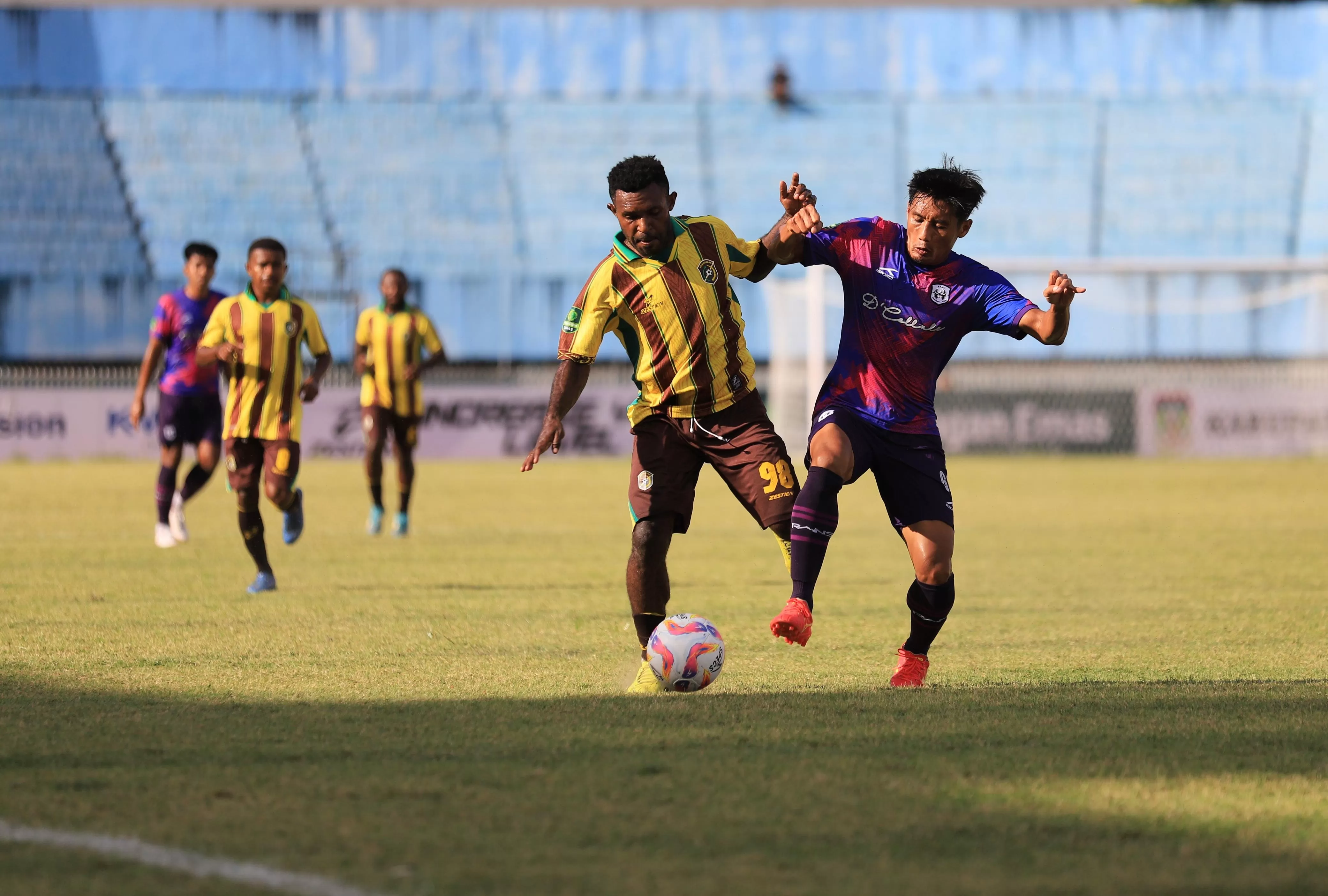 Duel pemain antara Persewar dan RANS Nusantara di Stadion Mandala Jayapura Jumat (8/11/2024) (CENDERAWASIH POS/ERIANTO)