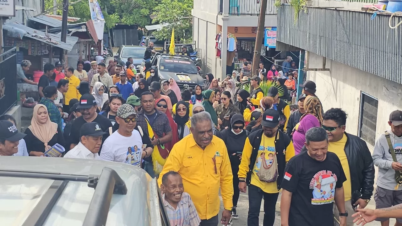 Blusukan paslon Wali Kota dan Wakil Wali Kota Jayapura Abisai Rollo dan Rustan Saru, Kamis (7/11/2024) (CEPOSONLINE.COM/HANS PALEN)