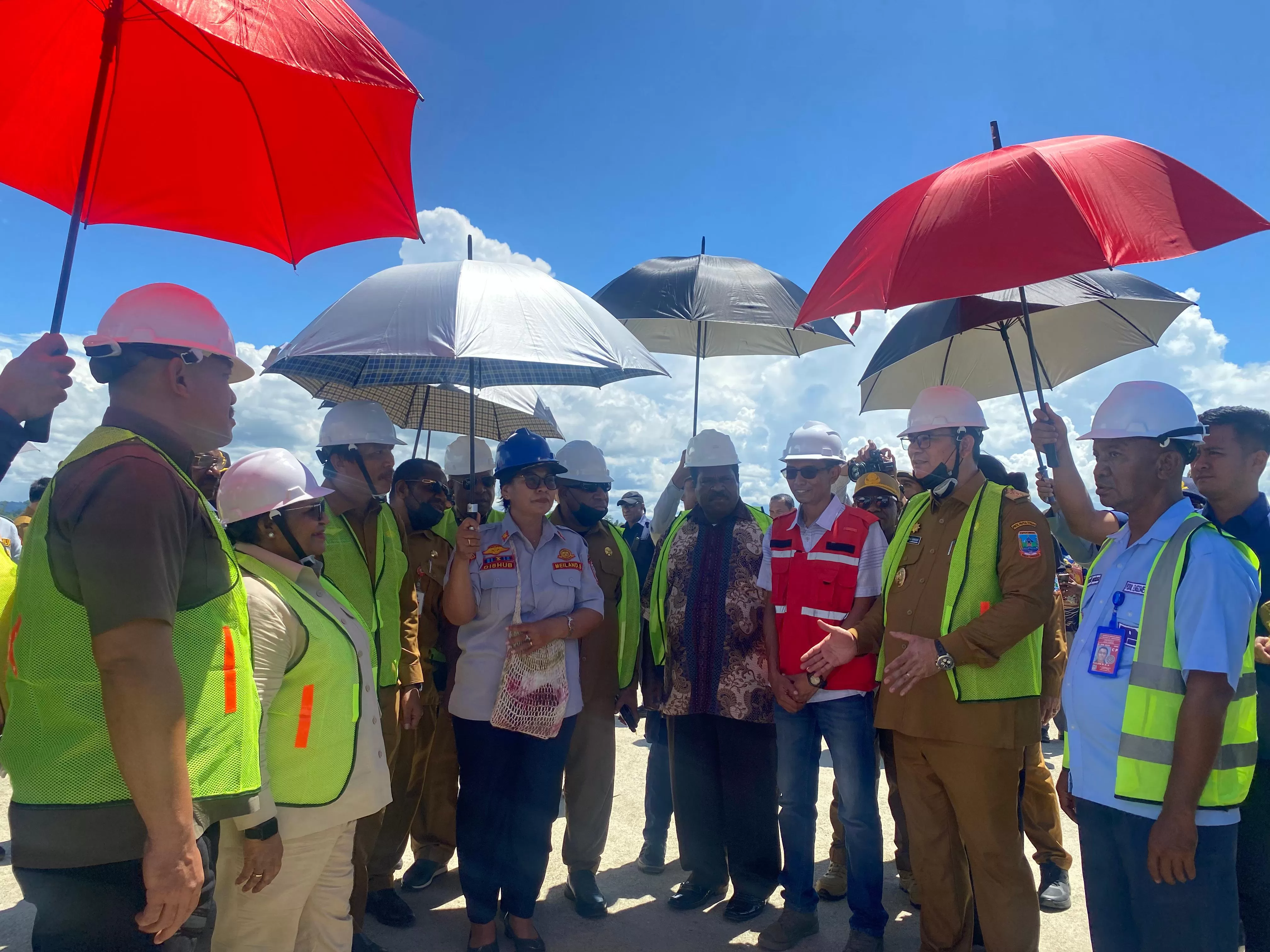 Pj. Gubernur Papua Tengah, Anwar Harun Damanik saat mendampingi Wamendagri, Ribka Haluk meninjau pembangunan perpanjangan Run Way Bandara Udara Douw Aturure Nabire. (Theresia/Cepos)