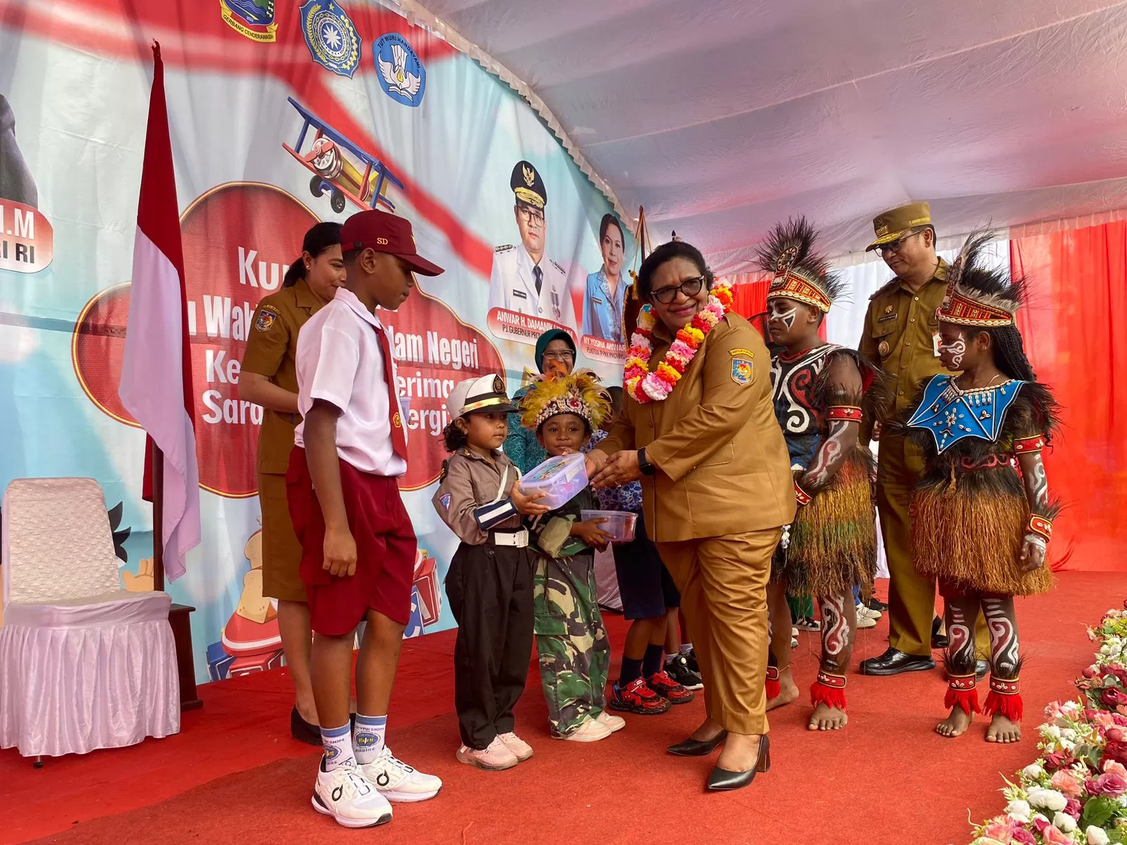 Wamendagri memberikan makanan sehat bergizi kepada salah satu siswa di halaman TK dan SD Filadelfia Siriwini Nabire. (Theresia/Cepos)  