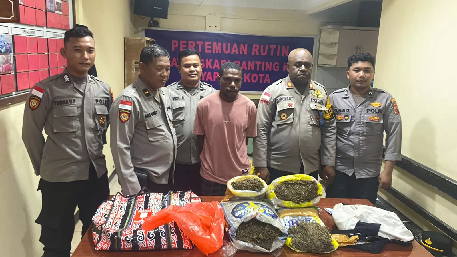 Pelaku dan barang bukti ganja saat diamankan Polsek pelabuhan Laut Jayapura Selasa, (12/11/2024).Foto: Jimi cepos