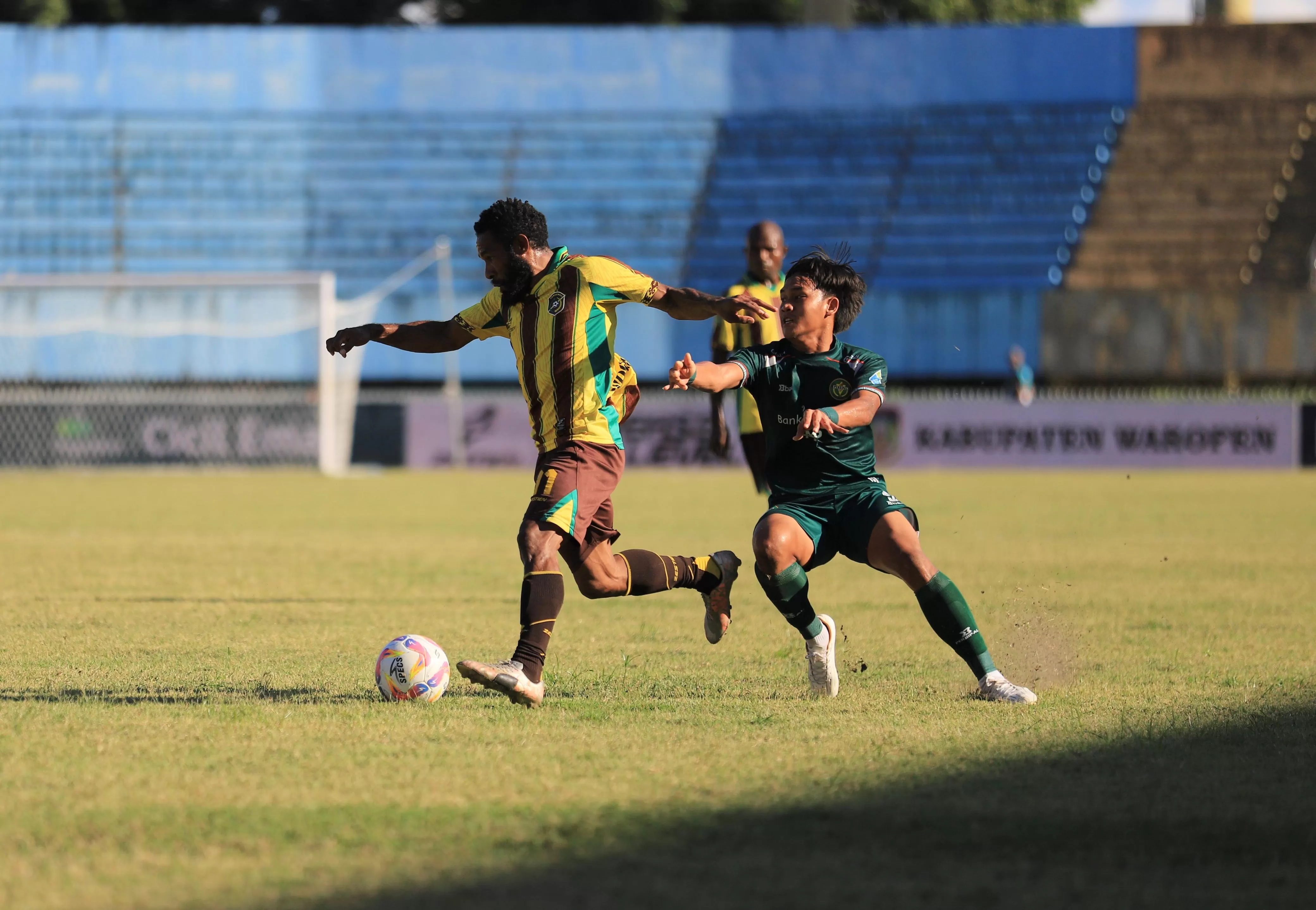 Duel Persewar vs Persipal di Stadion Mandala Jayapura Rabu (13/11/2024). (CENDERAWASIH POS/ERIANTO)