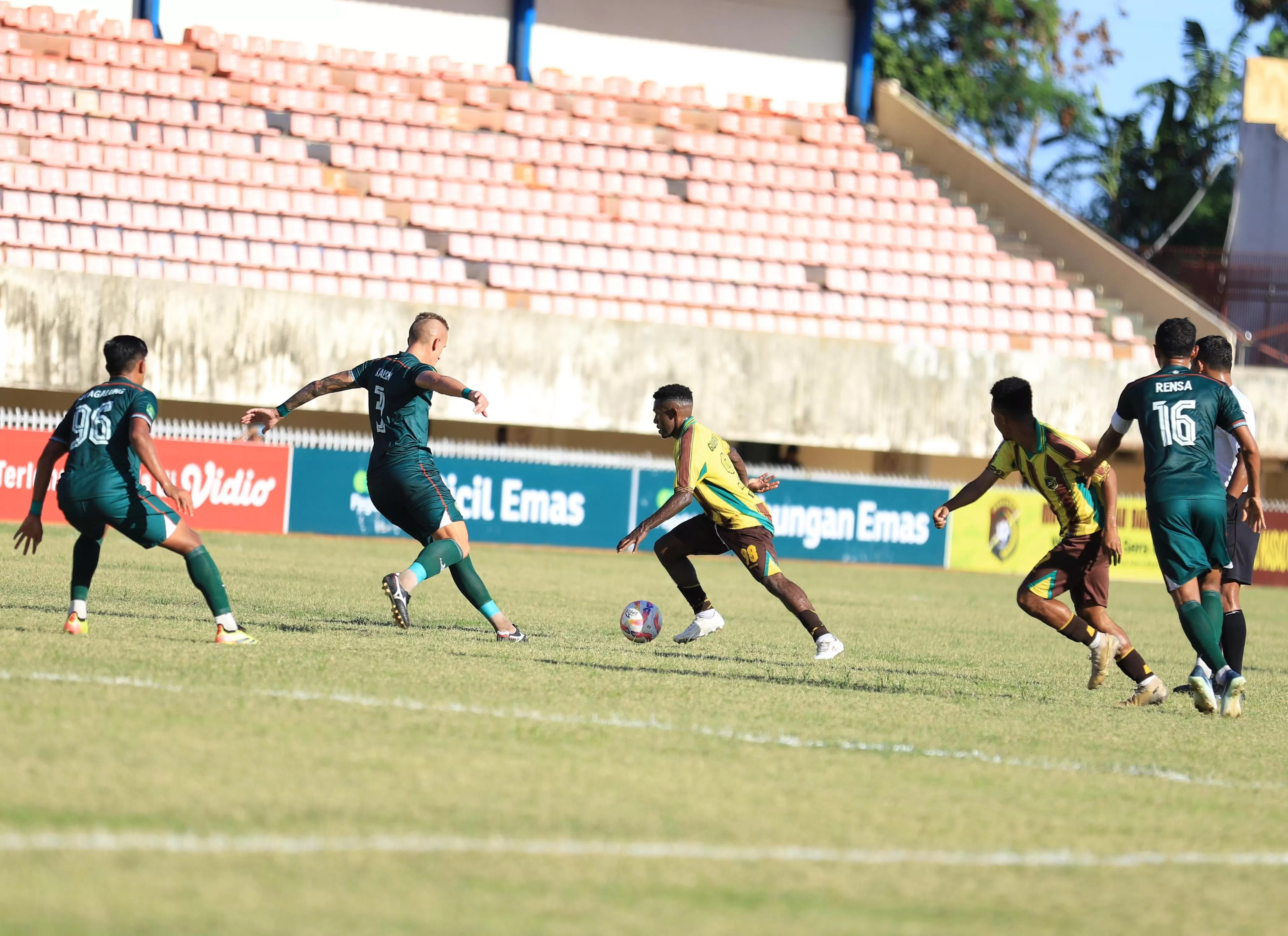 Duel Persewar vs Persipal di Stadion Mandala Jayapura Rabu (13/11/2024). (CENDERAWASIH POS/ERIANTO)