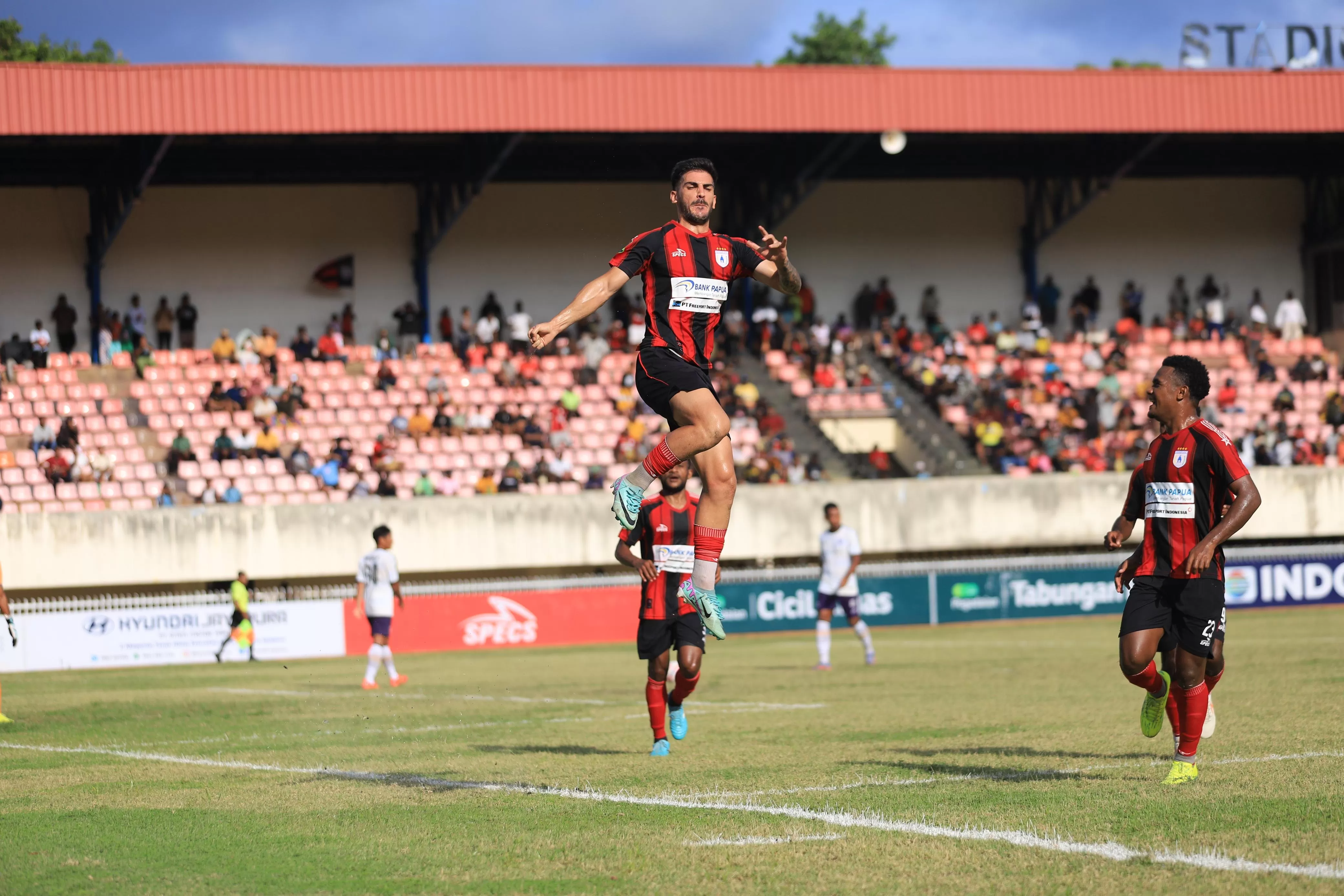 Ali Nouri saat berselebrasi usai cetak gol bagi Persipura (CENDERAWASIH POS/ERIANTO)