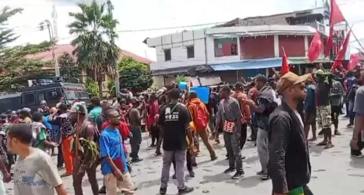 Aksi demo tolak transmigrasi di Abepura Jayapura, Papua,  Jumat (15/11/2024). (CENDERAWASIH POS/KAROLUS)
