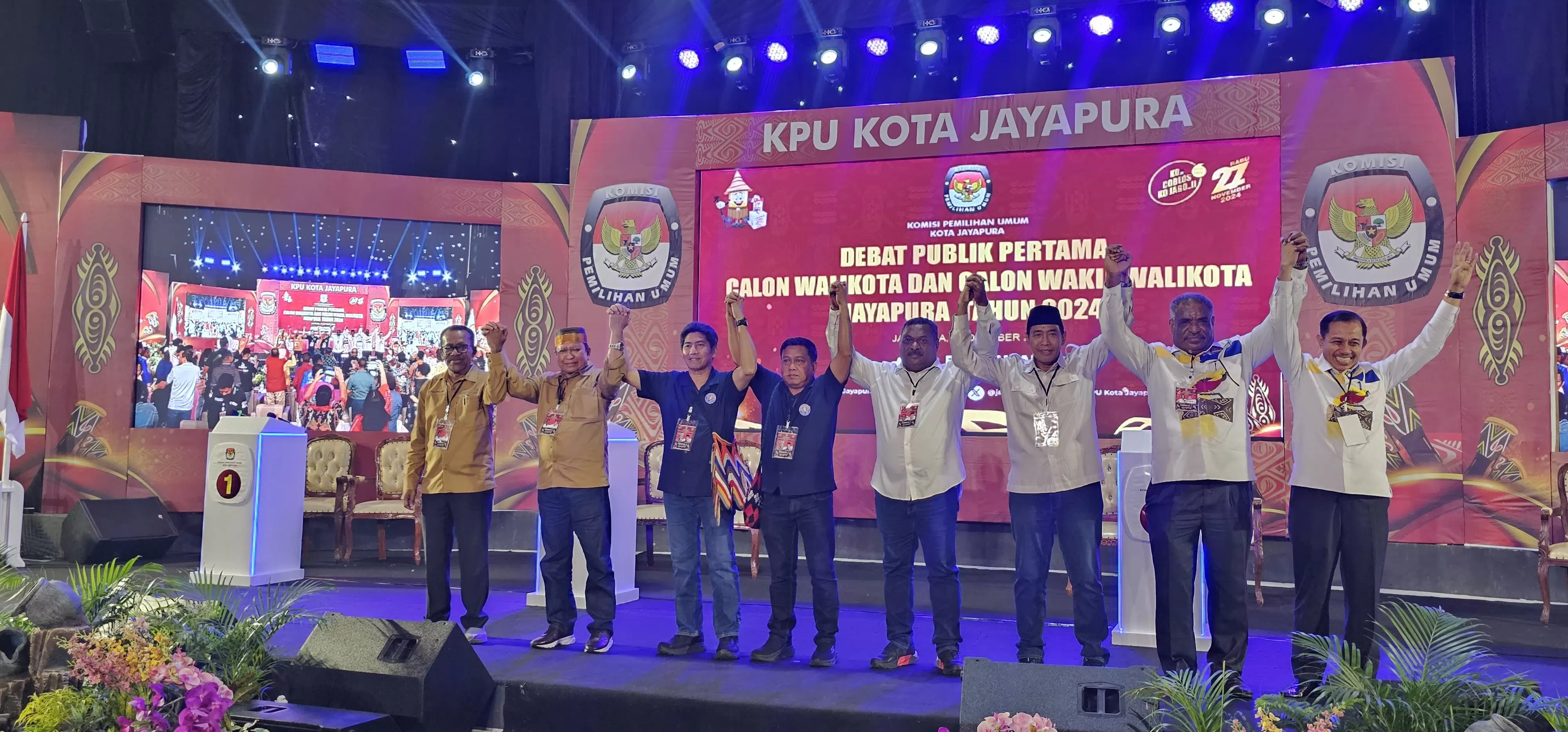 Empat Paslon Pilkada Kota Jayapura ketika mengikuti debat pertama. (Foto: HANS. PALEN/CEPOSONLINE.COM)