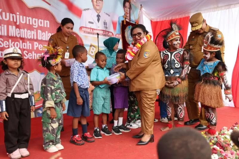 Wakil Menteri Dalam Negeri (Wamendagri) Ribka Haluk saat mengunjungi salah satu sekola di Kabupaten Nabire,Papua Tengah, Selasa (13/11). (ANTARA/HO- Pemprov Papua Tengah)