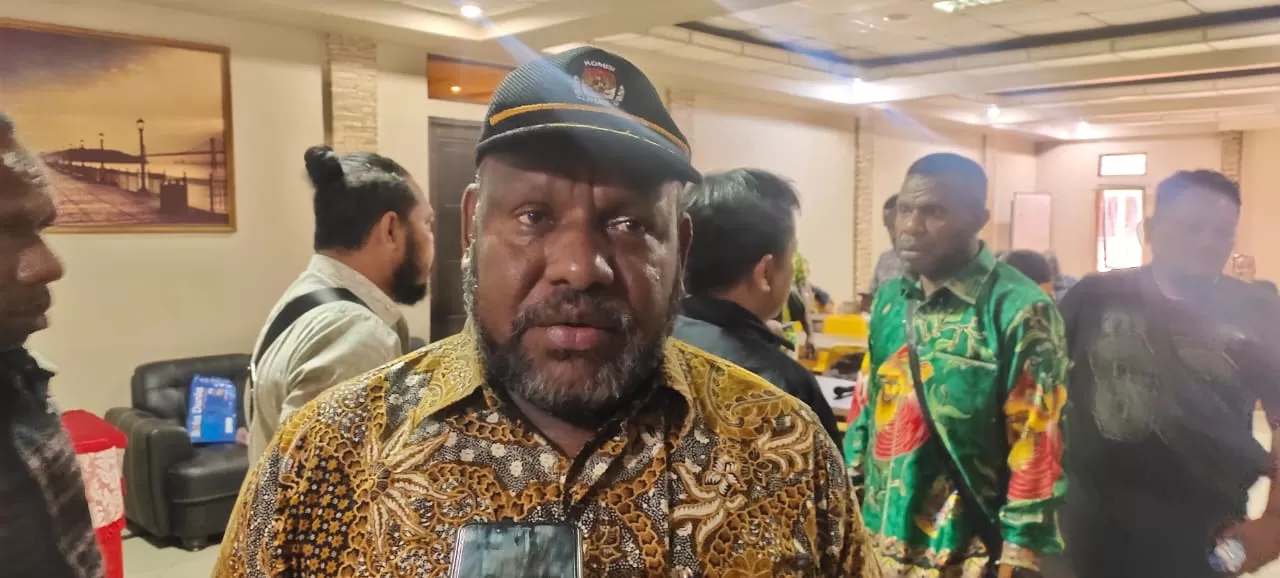 Ketua KPU Papua Pegunungan Daniel Jingga bicara soal debat Pilkada Papua Pegunungan. (CENDERAWASIH POS/DENI TONJAU)