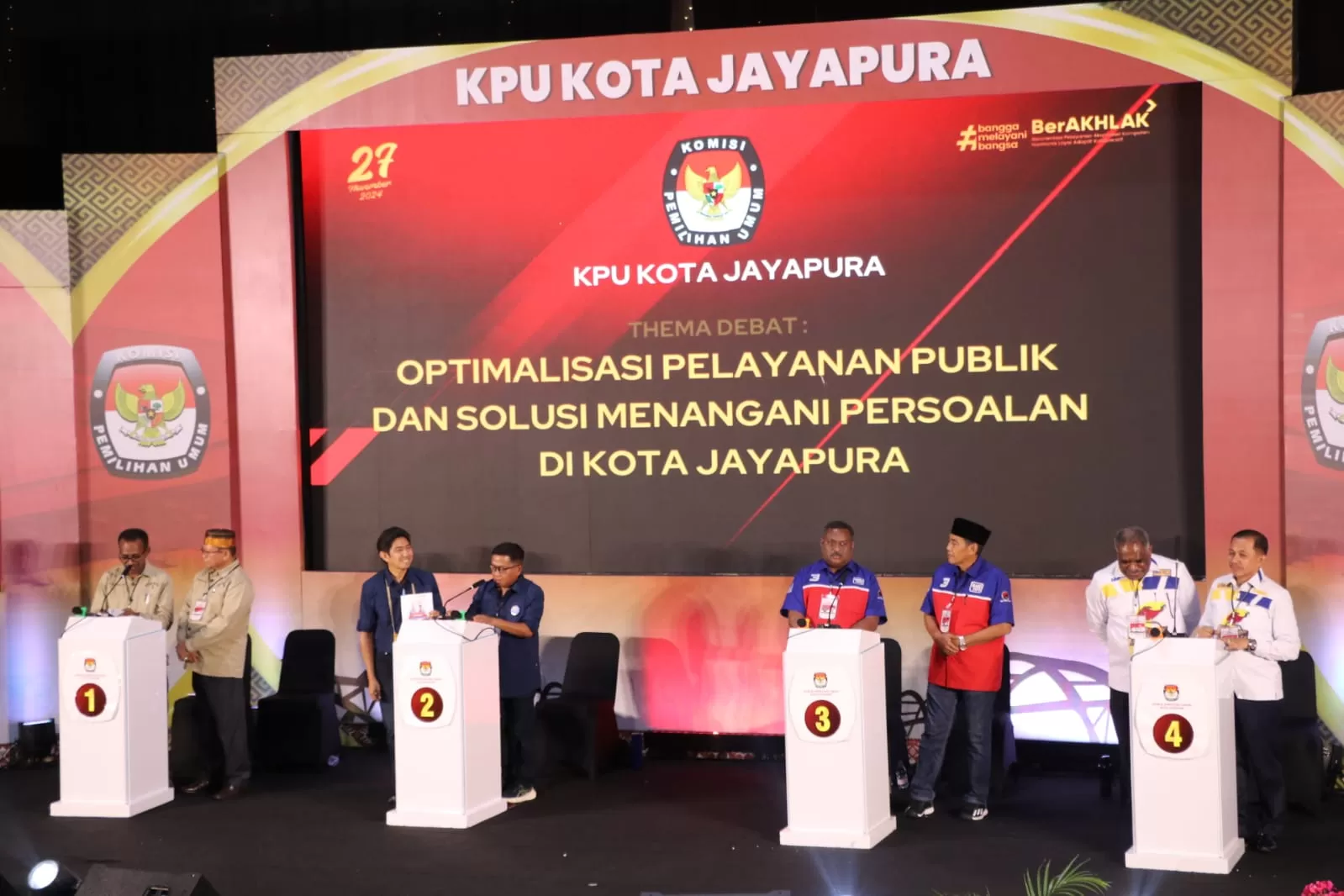 Keempat paslon saat mengikuti debat ketiga di Gedung Papua Youth Creativ Kota Jayapura, Jumat (15/11/2024) malam.  &nbsp;