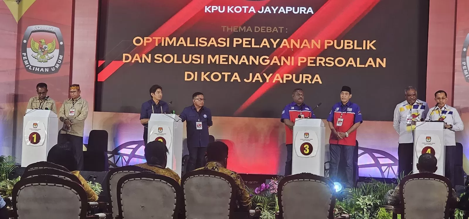 4 Paslon ketika mengikuti debat publik ketiga. (HANS PALEN/CEPOSONLINE.COM).