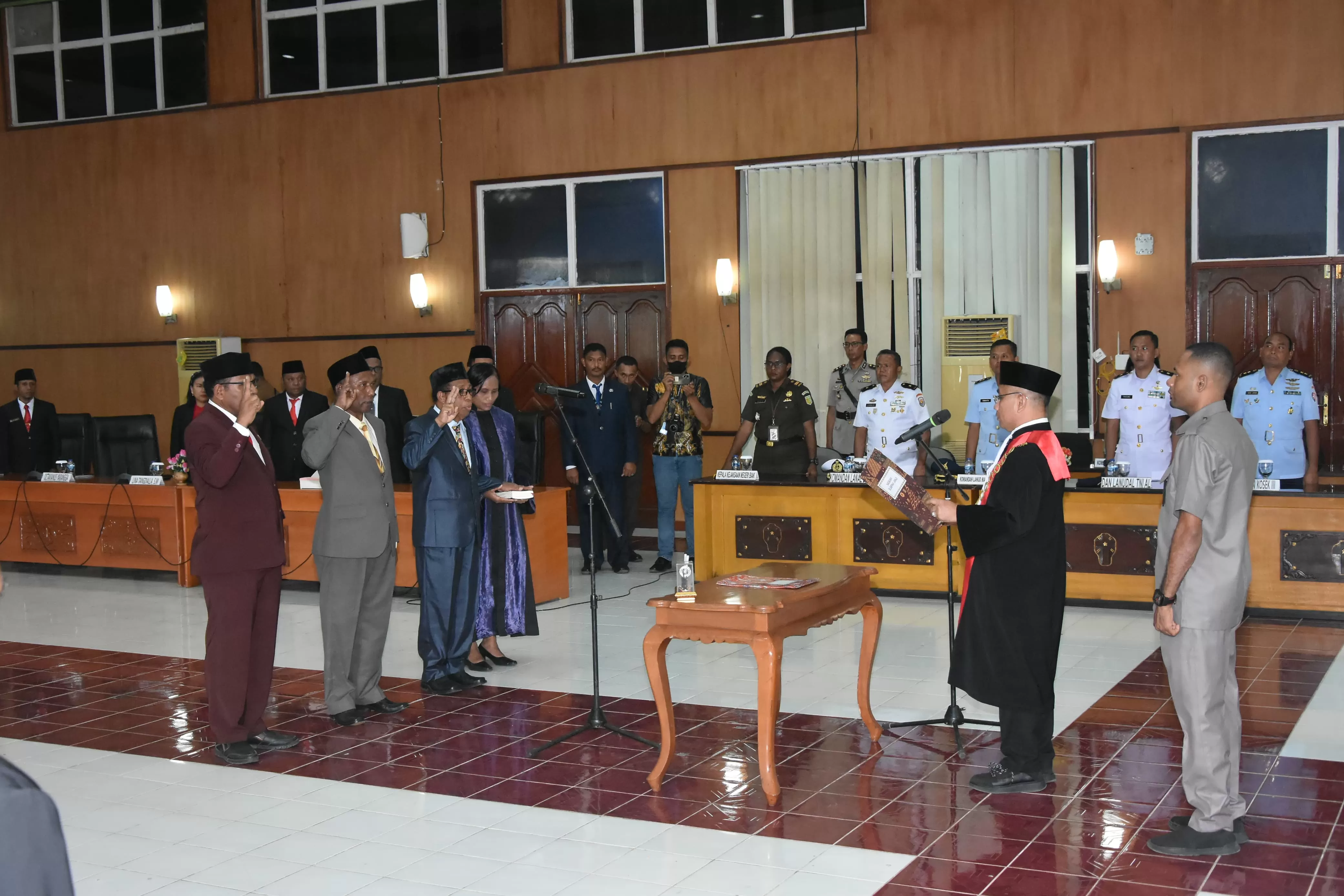 Proses pelantikan Anggota DPRK Biak Numfor periode 2024-2029 berlangsung di Gedung DPRK, Jumat (15/11/2024).  (CENDERAWASIH POS/ISMAIL)