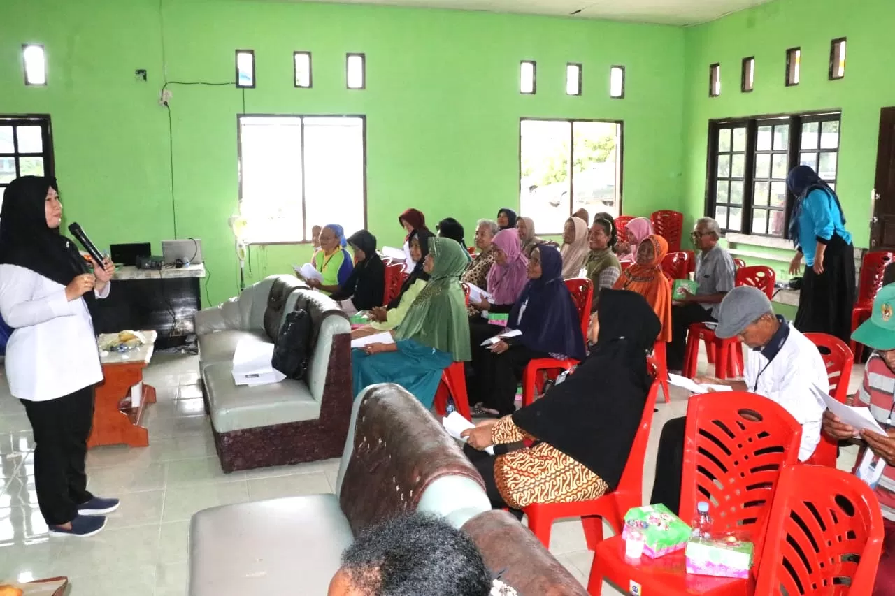 Peserta sekolah Lansia di Kabupaten Keerom saat mengikuti materi kesehatan dari dosen beberapa waktu lalu.