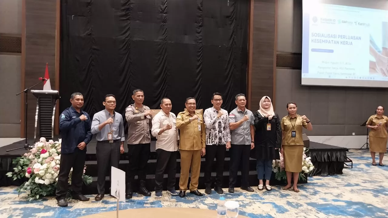 Staf Ahli Bupati Fransisco Olla mewakili Pj Bupati, bersama Kepala Dinas Tenaga Kerja Djoni Domeng, dan jajaran Forkopimda membuka kegiatan Sosialisasi Penempatan Kerja di Biak, Selasa (19/11). (CENDERAWASIH POS/ISMAIL)