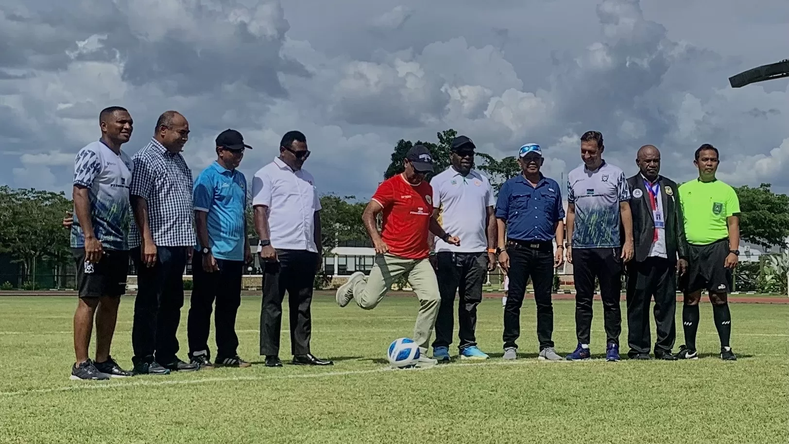 Direktur & Executive Vice President (EVP) Sustainable Development & Community Relations PTFI, Claus Wamafma menendang bola sebagai simbol dibukanya turnamen Soeratin PSSI. (CENDERAWASIH POS/MOH. WAHYU WELERUBUN)