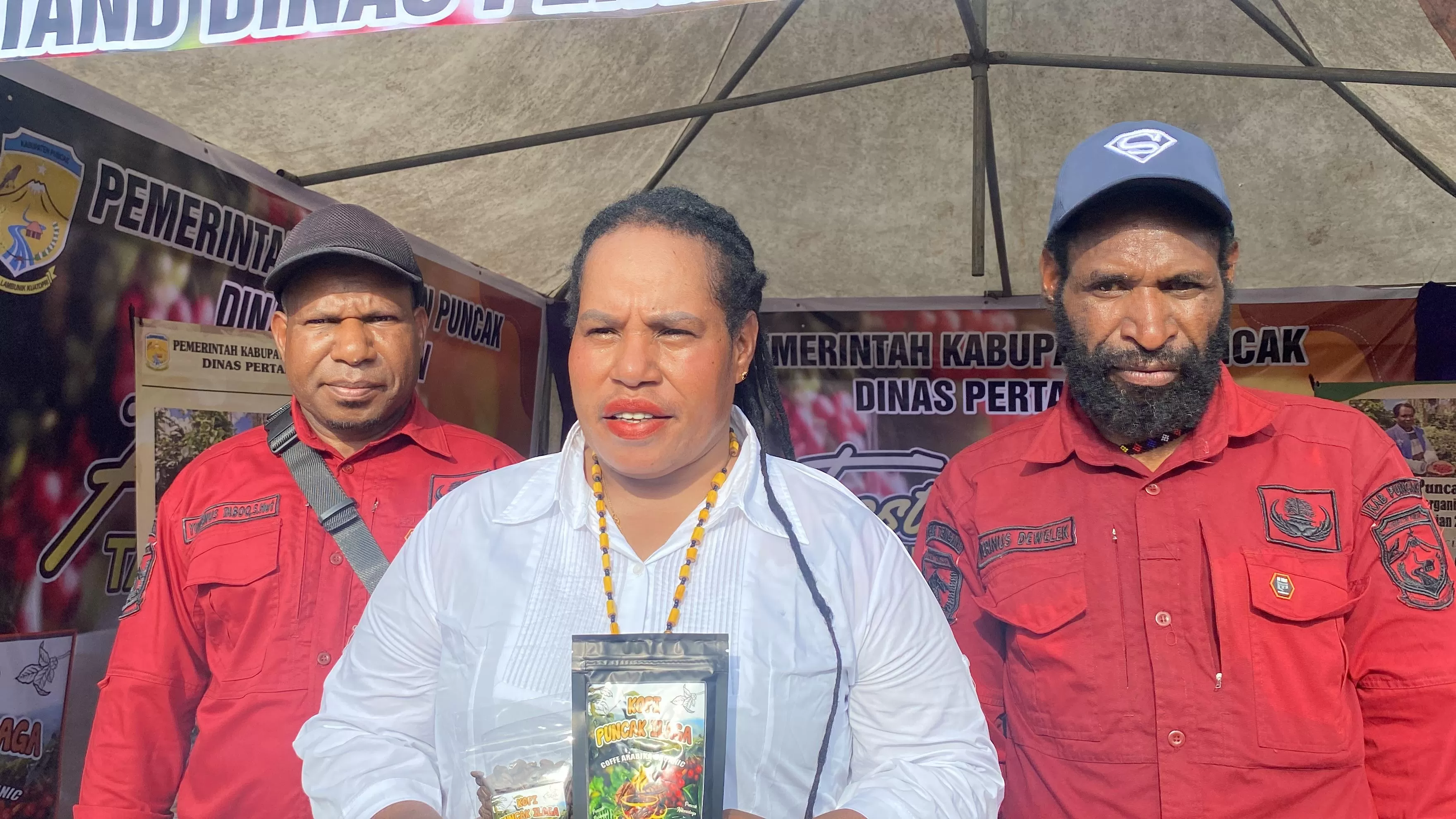 Kepala Dinas Pertanian dan Perkebunan Kabupaten Puncak, Dasin Kogoya, promosi Kopi Ilaga. (CENDERAWASIH POS/THERESIA F TEKEGE)