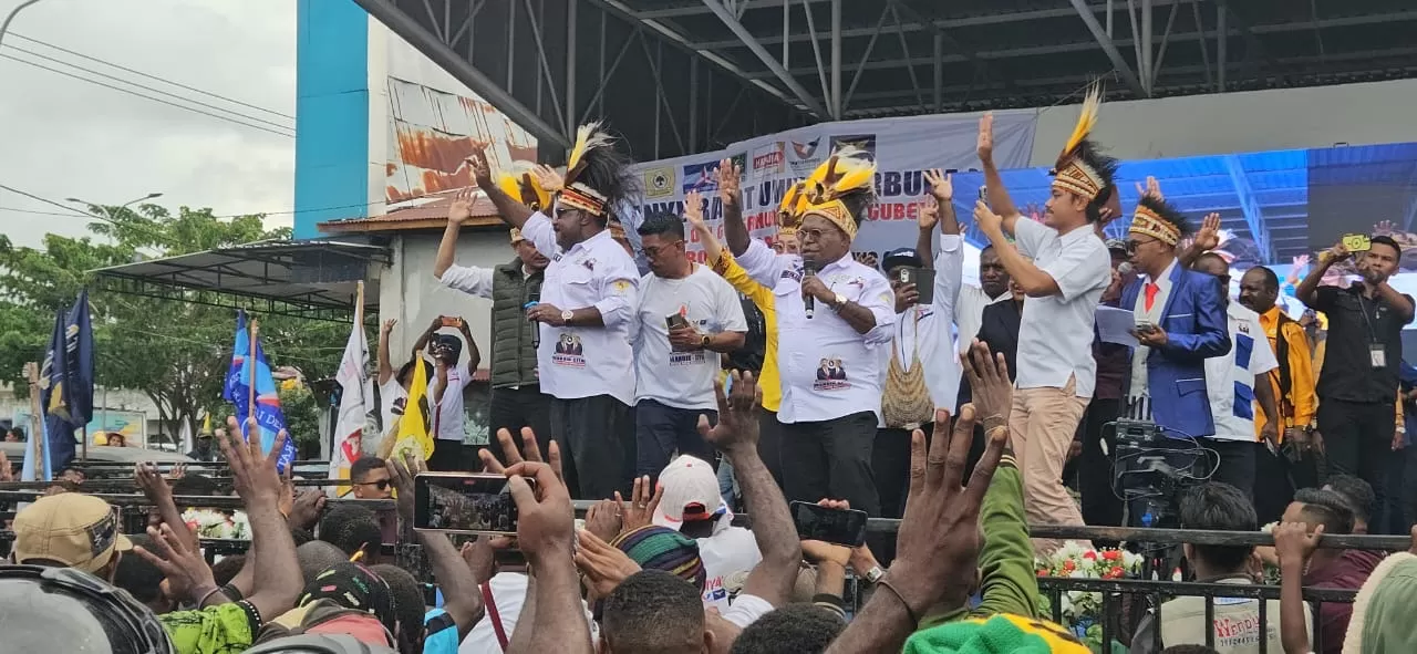 Kampanye akbar Paslon Gubernur - Wakil Gubernur Papua Tengah, Willem Wandik - Aloisius Giyai, dihadiri ribuan massa pendukungnya di Nabire, Papua Tengah, Kamis (21/11/2024). (CENDERAWASIH POS/THERESIA F TEKEGE)