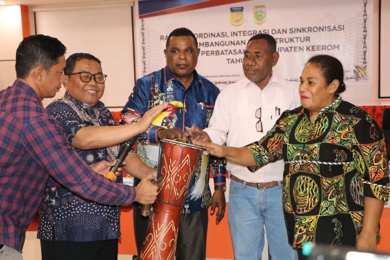 Plt. Bupati Keerom, Wahfir Kosasih didampingi Plt. Perbatasan Provinsi Papua bersama jajaran saat buka Rakornis yang berlangsung di Hotel Arso Grand, Jumat (22/1/12024).