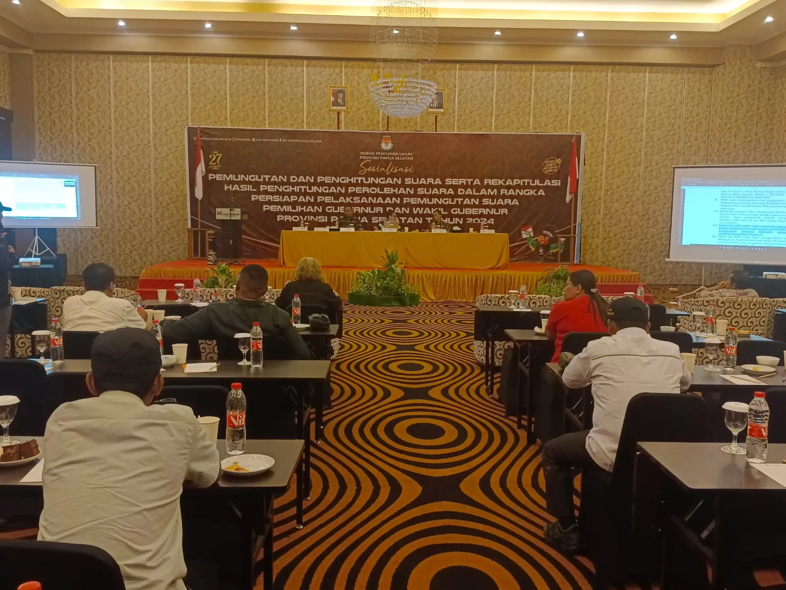 KPU Papua Selatan saat mensosialisasikan tahapan persiapan pungut hitung&nbsp; dan rekapitulasi suara di Swiss Belhotel Merauke, Sabtu (23/11/2024). Ceposonline.com/Sulo&nbsp;&nbsp;