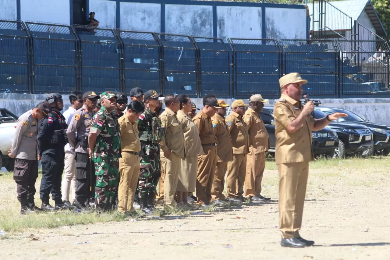 Pj. Bupati Tolikara Marthen Kogoya saat memberikan arahan kepada para ASN pada apel pagi di halaman Kantor Bupati Tolikara, Senin (25/11/2024).(Ceposonline.com/Diskominfo Tolikara)