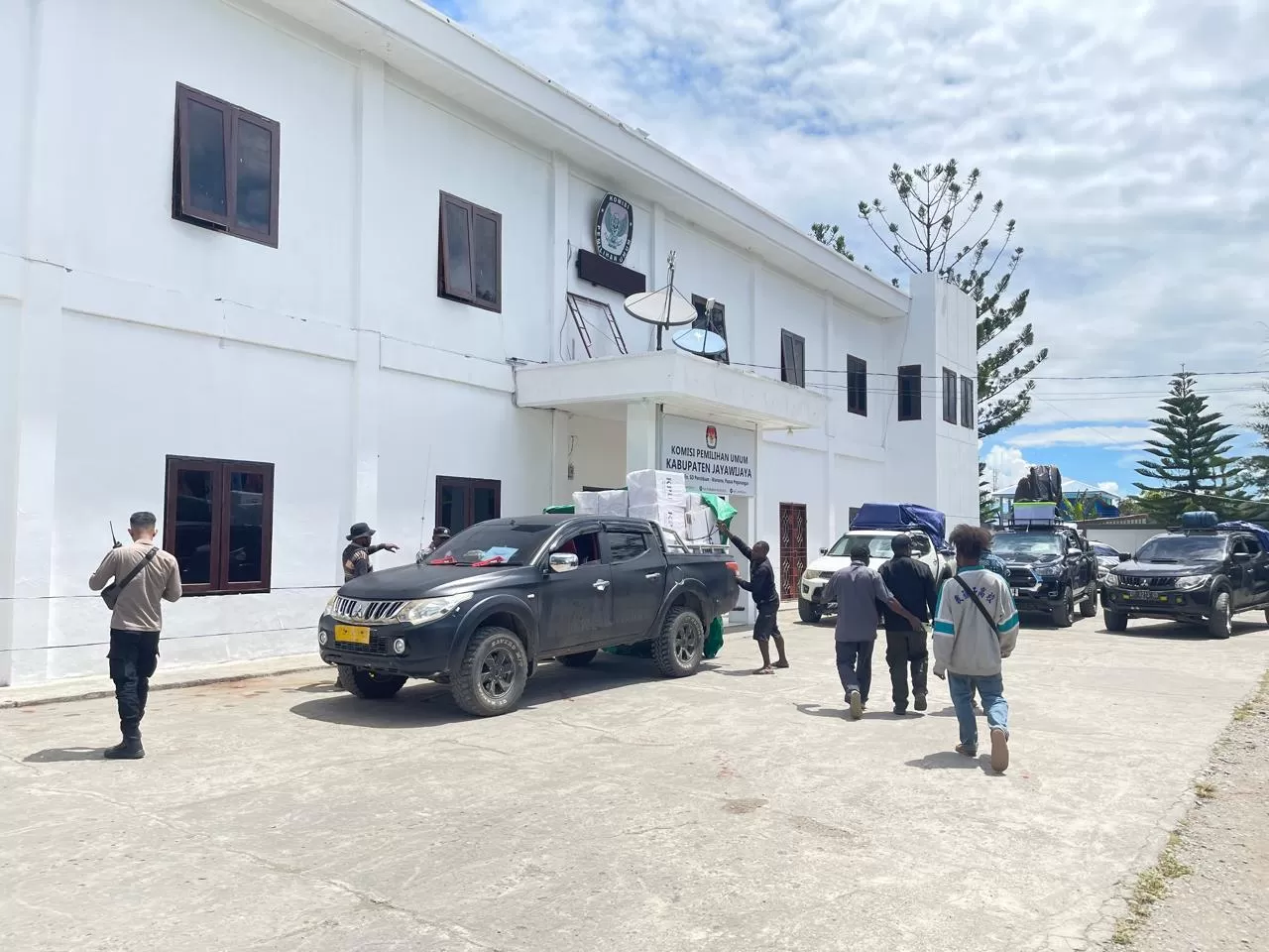 Proses Pendistribusian logistik Pilkada seretak Tahun 2024 yang dilakukan dari kantor KPU Jayawijaya ke 40 Distrik, Senin (25/11/2024). (Ceposonline.com/Deni)