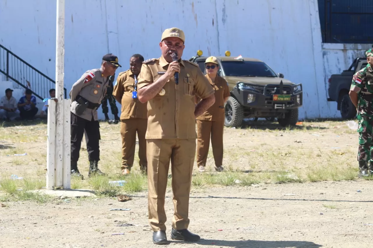 Pj Bupati Tolikara Marthen Kogoya, SH, MAP saat memimpin apel gabungan persiapan Pilkada Serentak di lapangan Merah Putih, Karubaga, Senin (25/11). (Foto/Diskominfo)