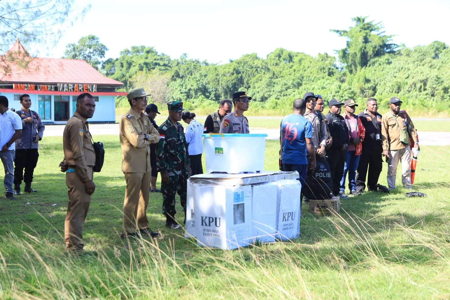 Penjabat Bupati Sarmi Ir.Iman Djuniawal memantau proses pendistribusian logistik Pilkada di Bandara Mararena Sarmi, Senin (25/11/2024).&nbsp;Humas dan protokoler