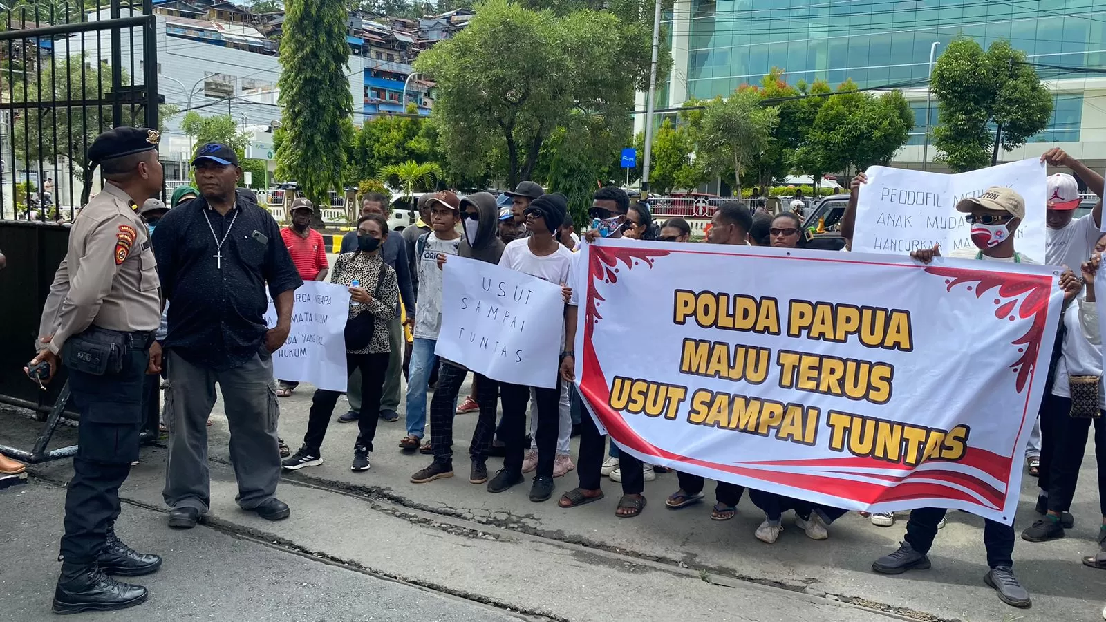 Massa saat mendatangi Polda Papua, pada Selasa (26/7/2034) sekira pukul 10.00 WIT. Massa meminta dugaan kekerasan seksual dilakukan HAN segera diusut tuntas.&nbsp;(CENDERAWASIH POS/Jimmy Karlodi)