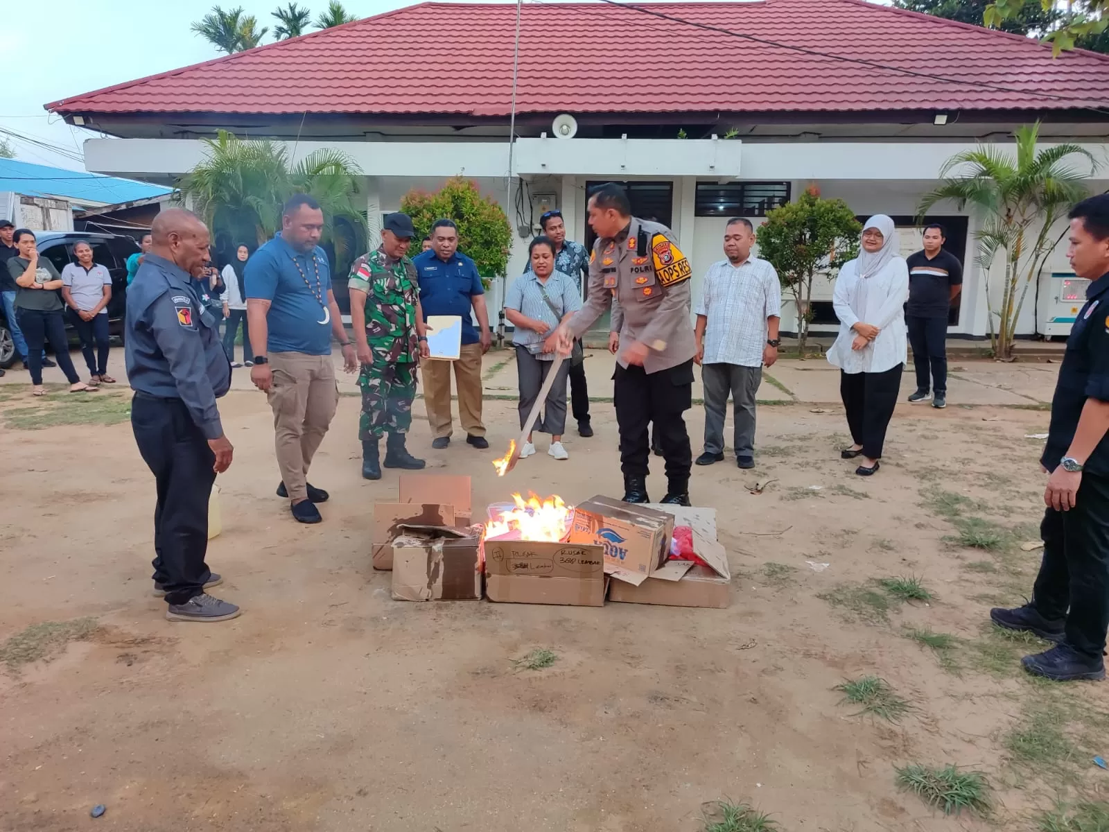 Pemusnaan surat suara kelebihan dan rusak di halaman kantor KPU Merauke, Selasa (26/11/2024), sore.&nbsp;(CENDERAWASIH POS/Yulius Sulo)