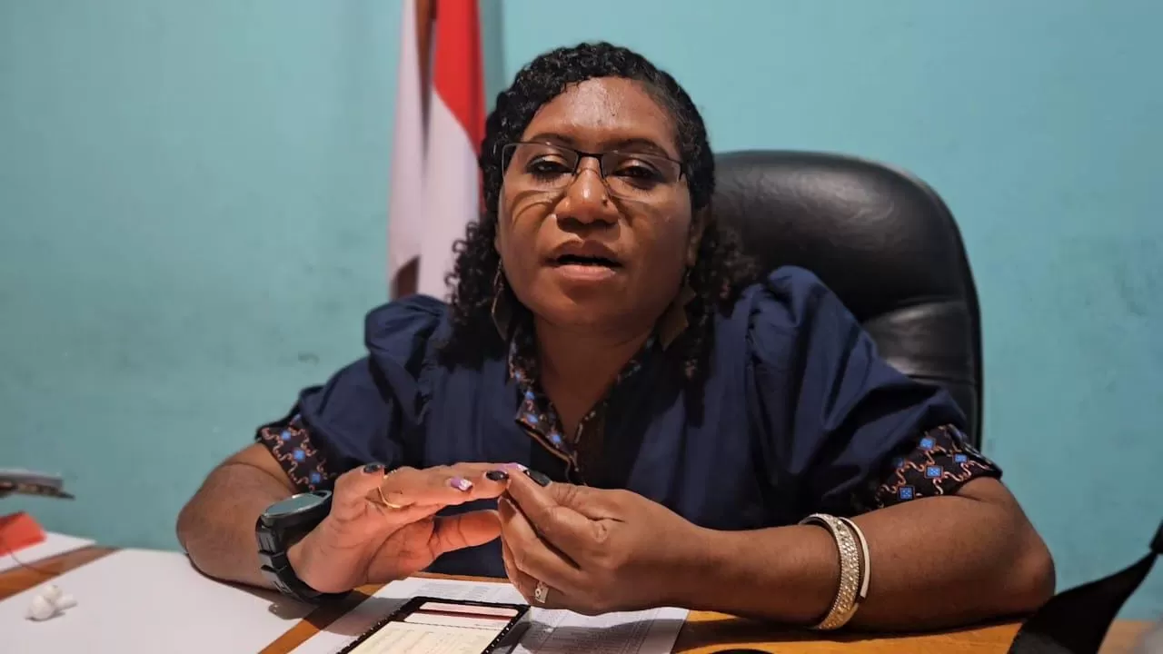 Ketua KPU Nabire, Sarlota Nelcy Martha Wartanoy&nbsp; saat diwawancarai. (CENDERAWASIH POS/Theresia F. Tekege)