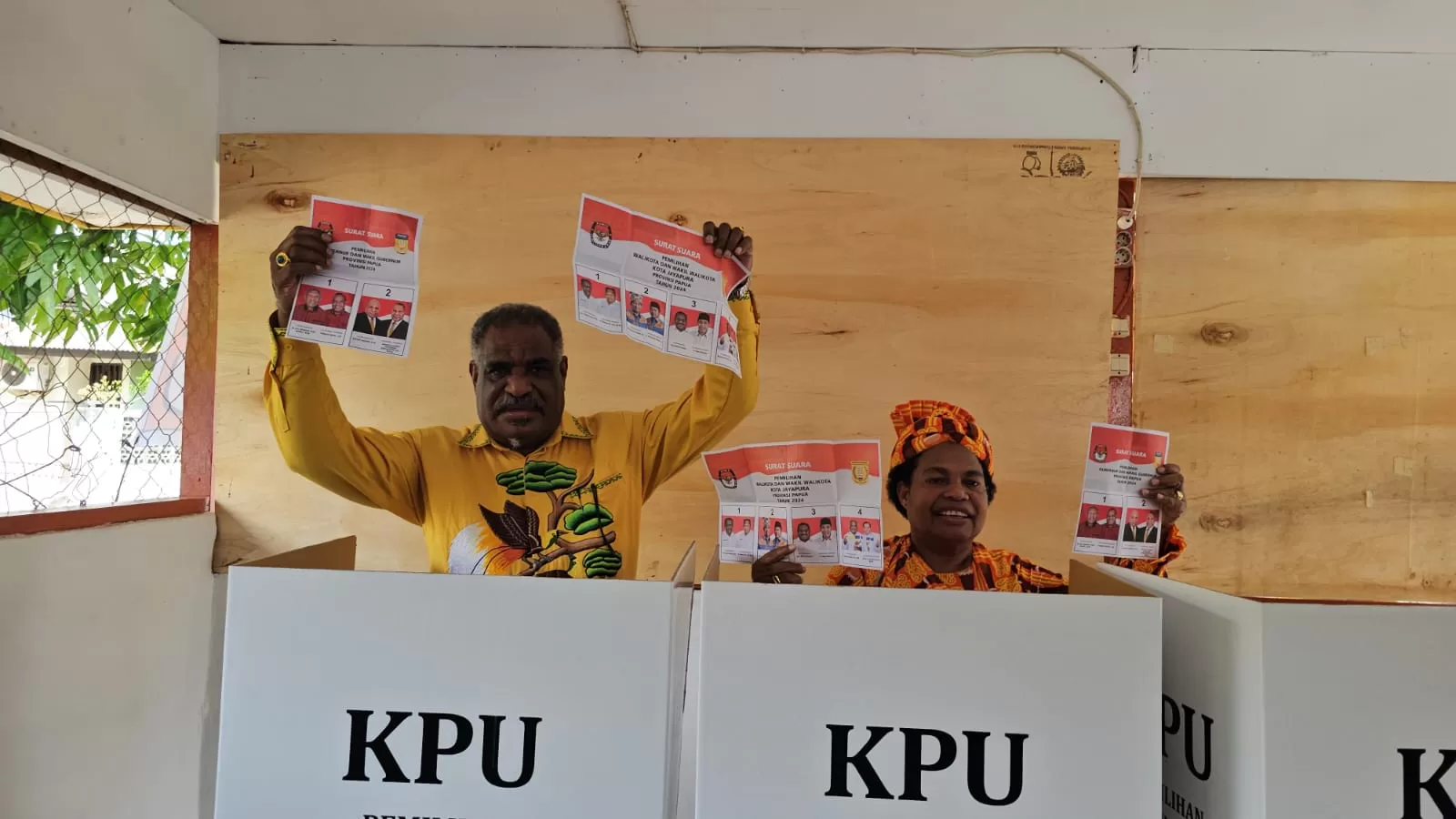 Bakal Calon Wali Kota Jayapura, Abisai Rollo ketika ikut mencblos di TPS 006, Kelurahan Vim, Distrik Abepura. (Foto: HANS PALEN/CEPOSONLINE.COM)