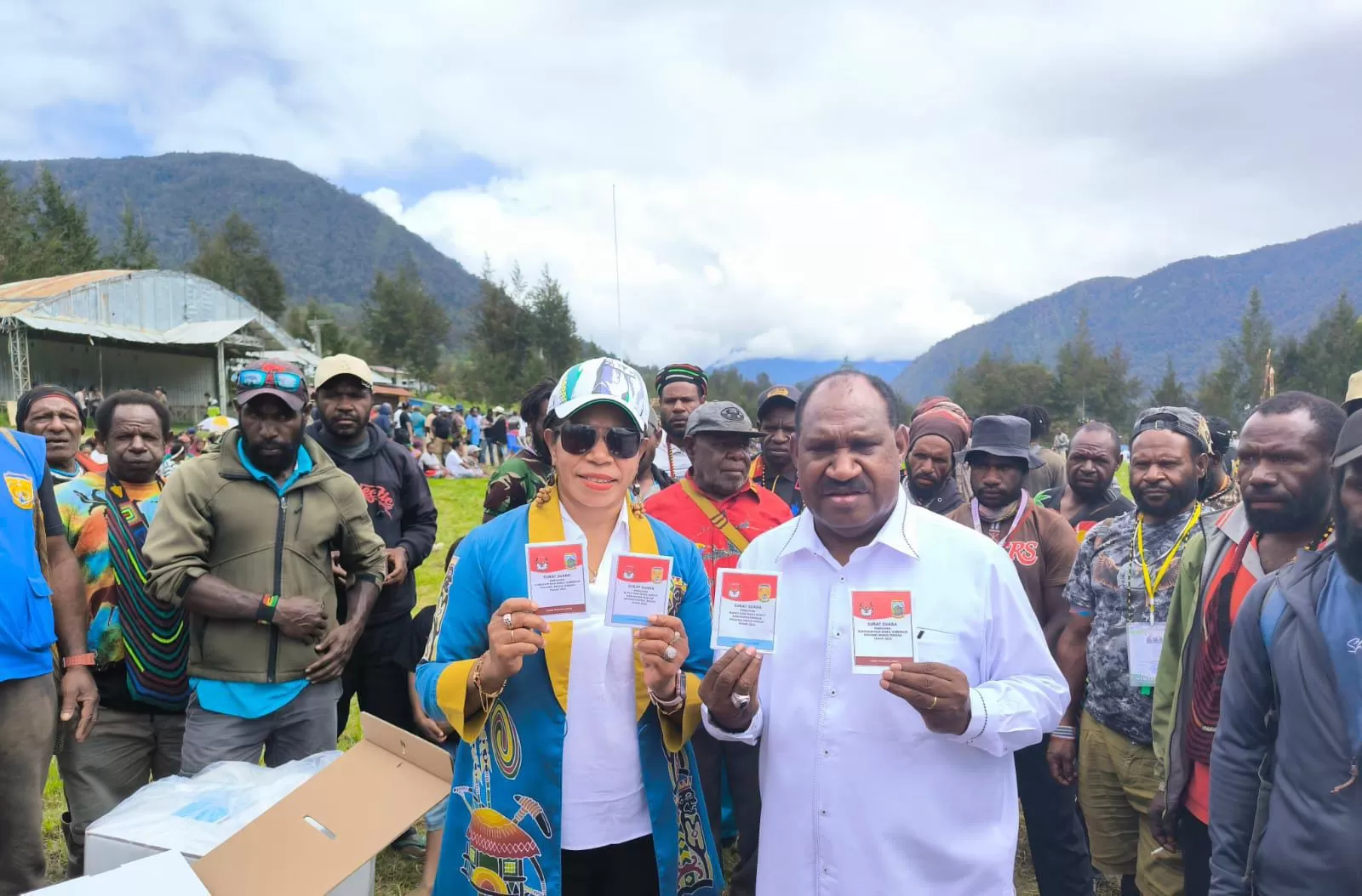 Calon Gubernur Provinsi Papua Tengah Willem Wandik, ditemani sang istri Elpina K Wandik, saat menyalurkan hak politiknya dengan melakukan pencoblosan di kampung halamanya di Kabupaten Puncak. ((Tim WAGI))