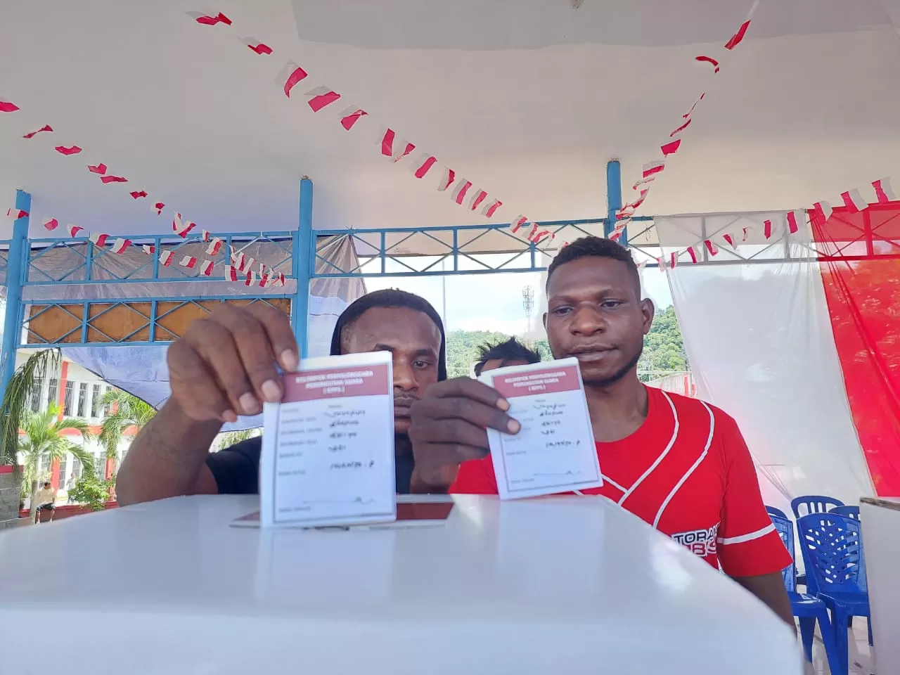 Warga Binaan Lapas Abepura saat menggunakan hak suara Pilkada 2024 di TPS Khusus Lapas Abepura, Kota Jayapura, Papua, Rabu (27/11). (CENDERAWASIH POS/Karolus Daot)