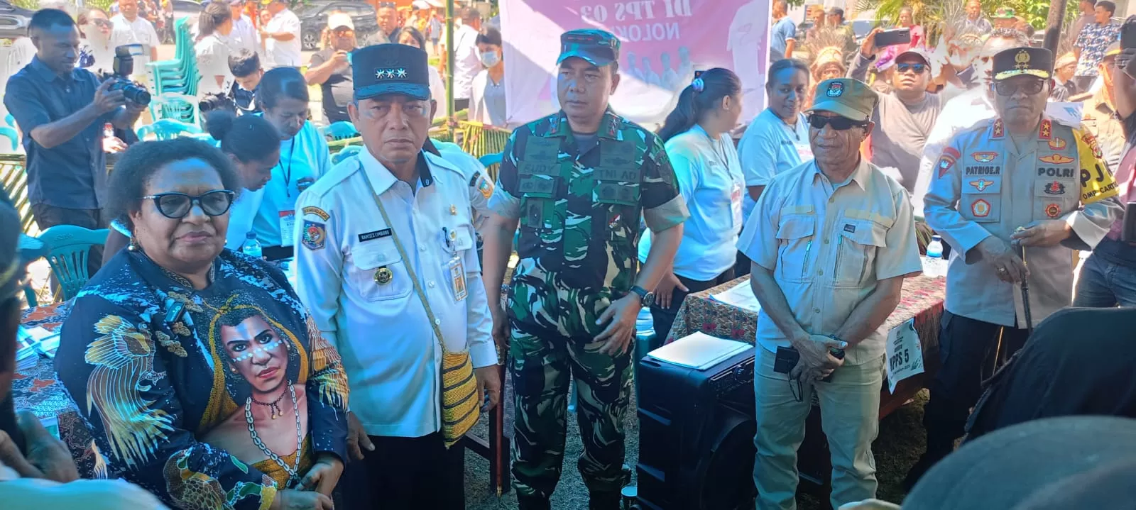 Kunjungan Wamendagri Ribka Haluk, bersama Pj Gub. Papua Ramses Limbong, Pangdam XVII Cenderawasih, KPU Papua, bersama Forkopimda Papua meninjau pelaksanaan pencoblosan di TPS 03,Distrik Sentani  timur ((Foto Ceposonline/Priyadi).)