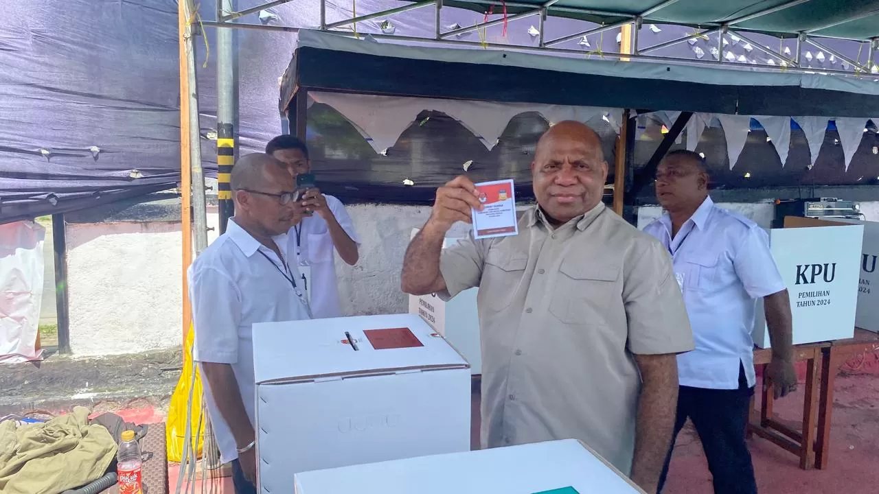 Paslon nomor urut 2 Mathius Fakhiri, saat menyalurkan hak suaranya di&nbsp; TPS 17 Cigombong Kotaraja pada Rabu (27/11) sekira pukul 12.40 WIT. (CENDERAWASIH POS/Jimmy Karlodi)