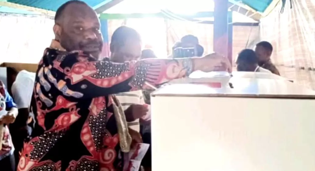 Bupati Yahukimo Didimus Yahuli saat menyalurkan hak suaranya di TPS, Rabu (27/11/2024). (Ceposonline.com/ Humas)  