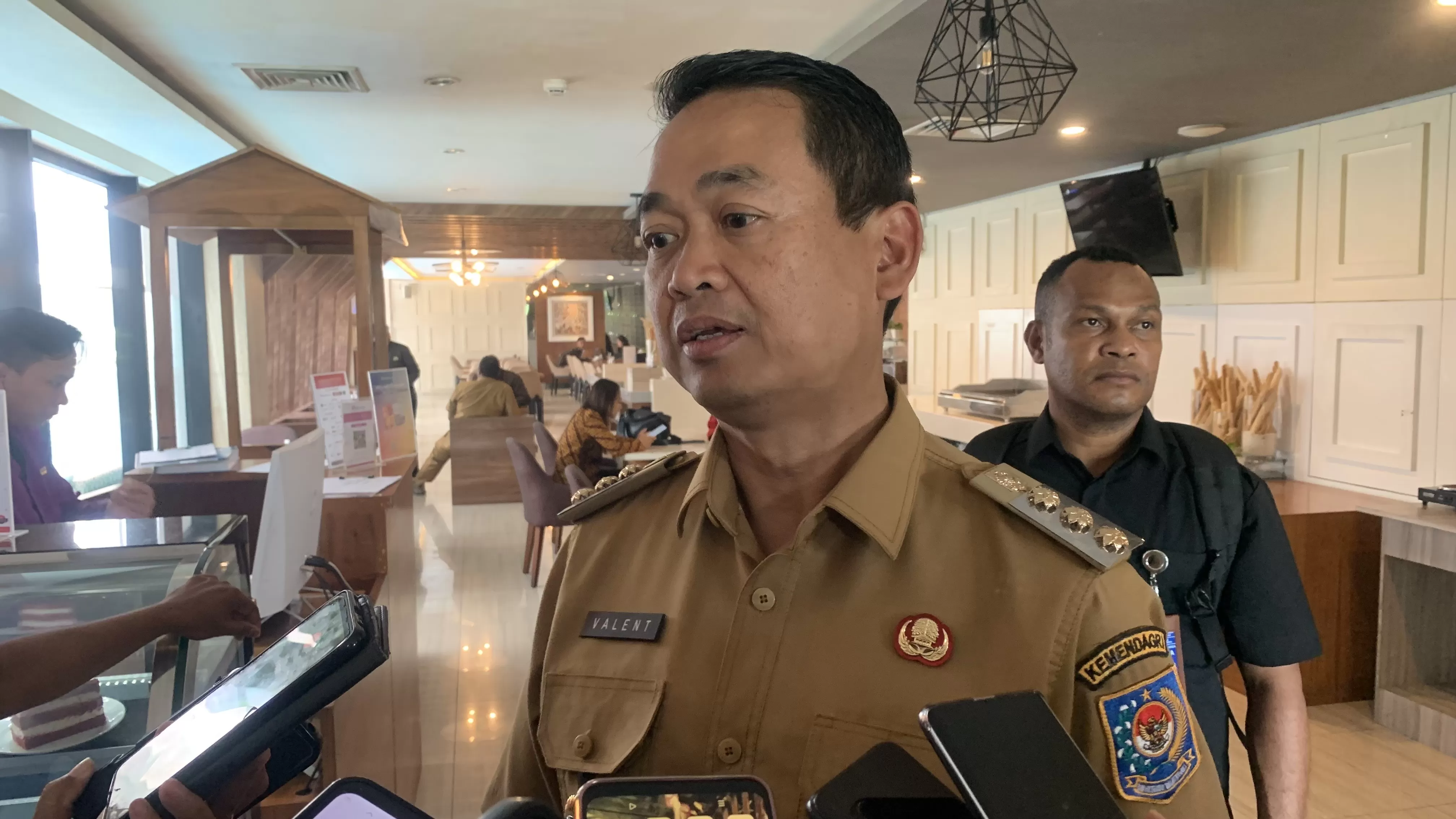 Pj Bupati Mimika, Valentinus Sudarjanto Sumito mengaku telah melakukan pengecekan terhadap berkas seleksi Sekretaris Daerah (Sekda) Definitif Kabupaten Mimika.  (CENDERAWASIH POS/MOH WAHYU WELERUBUN)