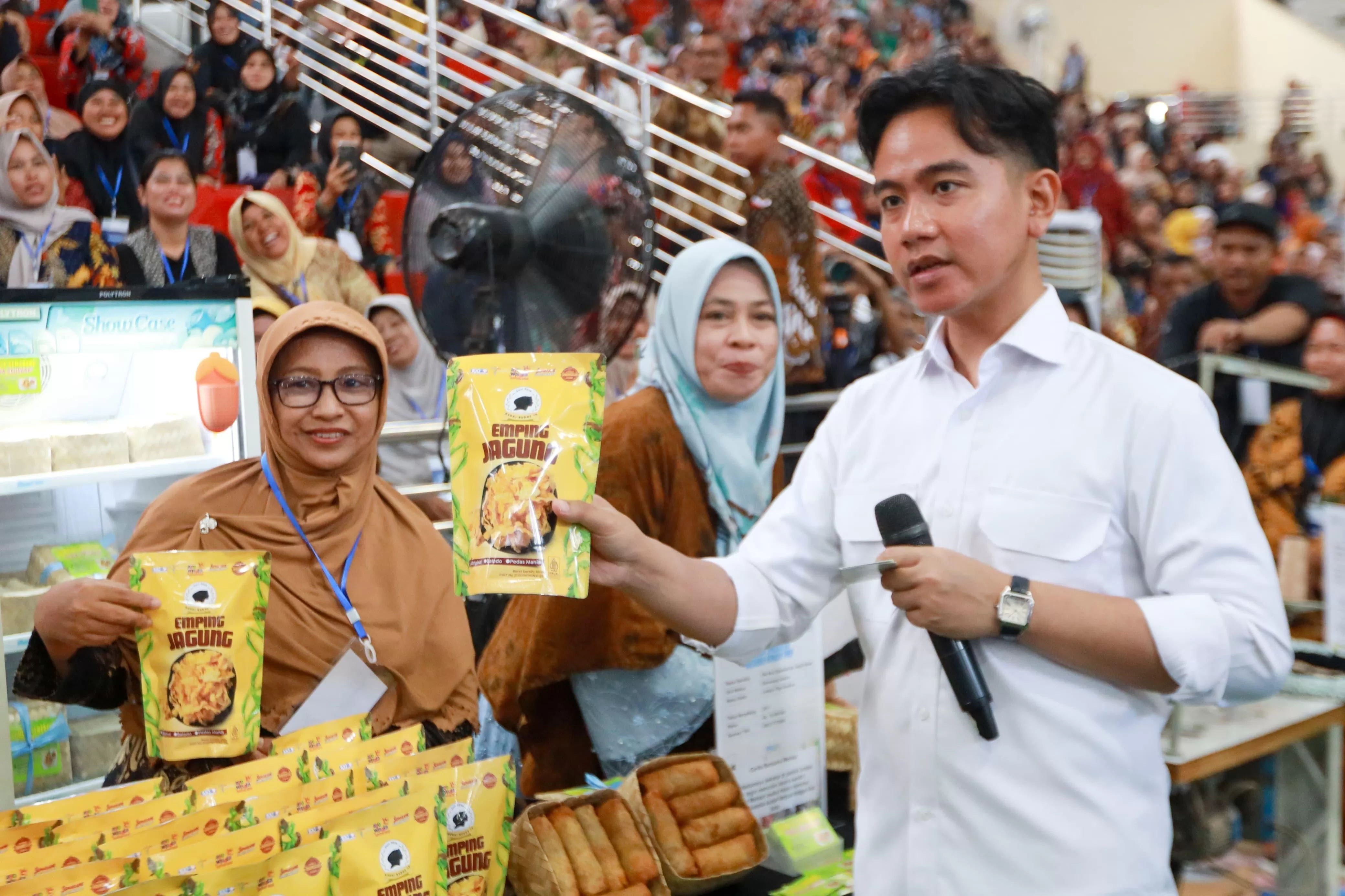 Gibran Rakabuming, Wakil Presiden Republik Indonesia, membuat kejutan dengan memborong produk snack milik Rachma Widarti, salah satu nasabah PNM Mekaar. (PNM)