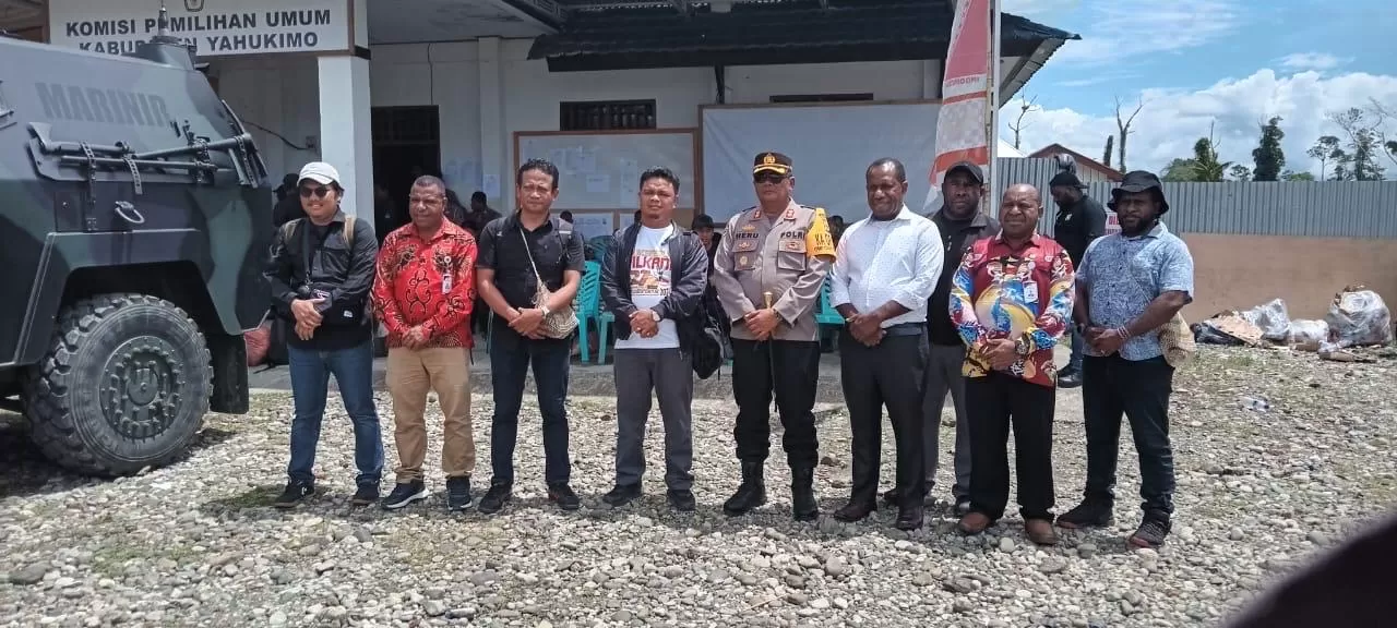 Komisioner KPU Papua Pegunungan Kordiv SDM Adi Wetipo saat foto bersama dengan Komisioner KPU, Kapolres Yahukimo. (Dokumen KPU PAPUA PEGUNUNGAN)