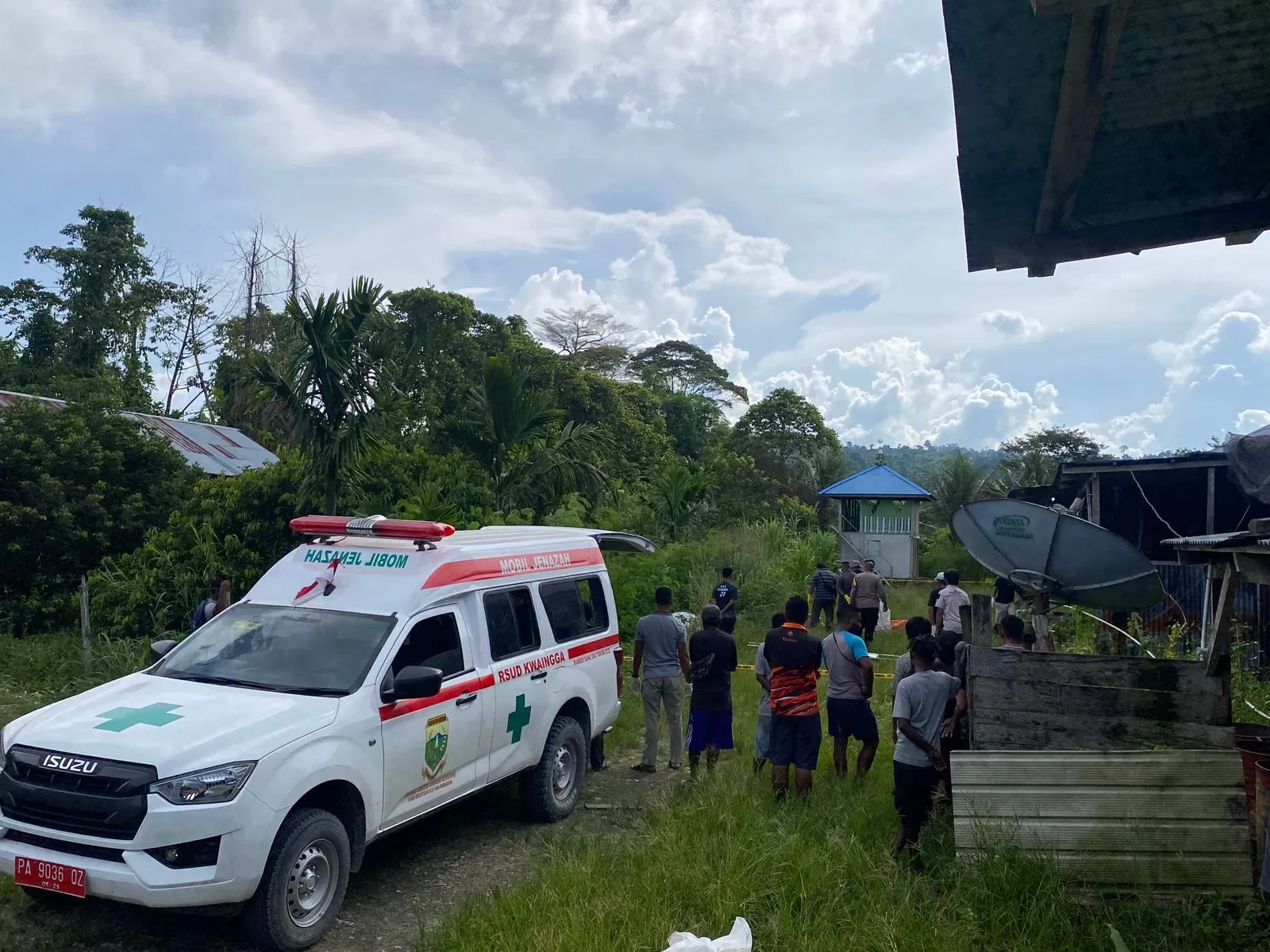 Proses evakuasi jasad seorang pria yang ditemukan mengenaskan di Keerom. (POLRES KEEROM)