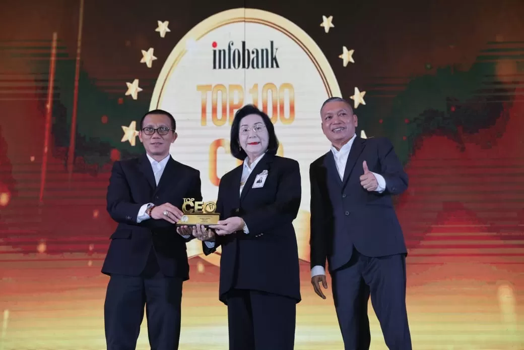 Penyerahan penghargaan TOP 100 CEO oleh Bapak Karnoto Mohamad, penulis naskah dan film director produksi film dokumenter Robby Djohan (kiri) kepada Direktur Kepatuhan Bank Papua, Betty J. Parinussa. (BANK PAPUA)