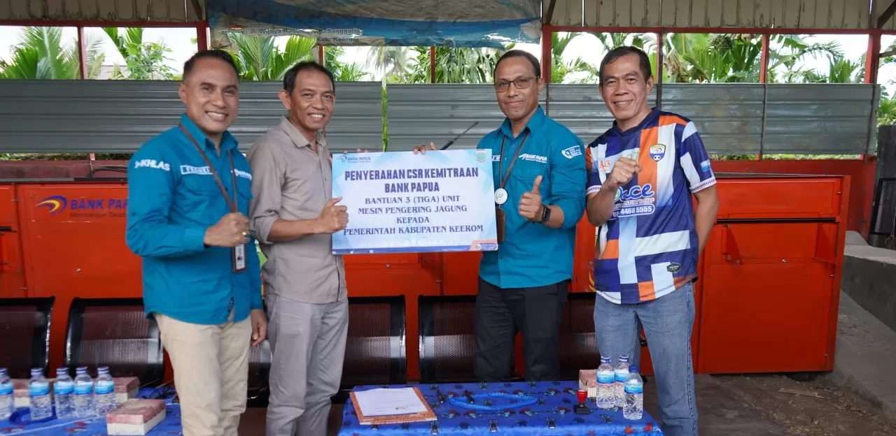 Bank Papua bantu petani 3 unit mesin penggilingan di Keerom, Papua. (DOK BANK PAPUA)