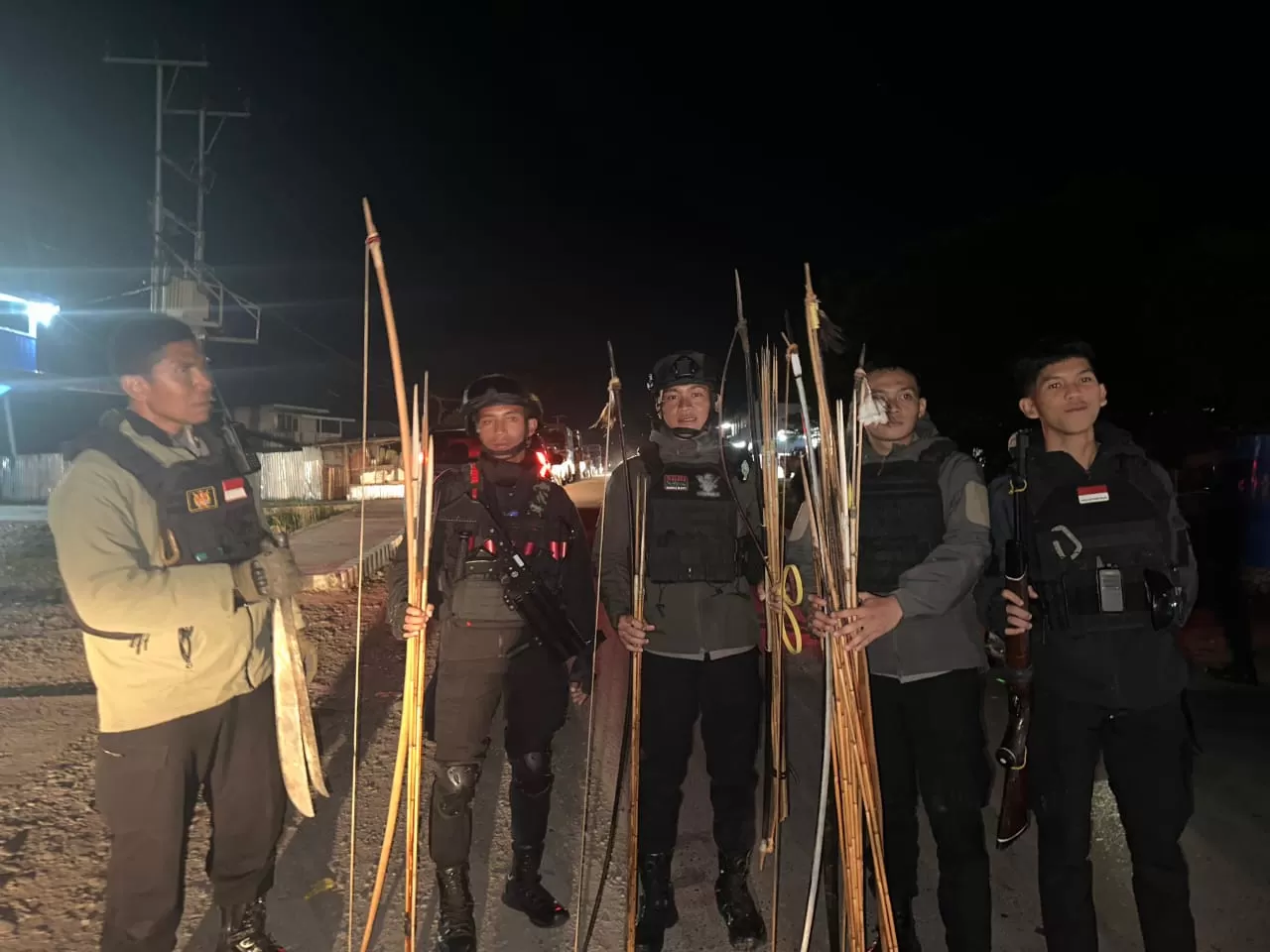 Barang bukti ratusan alat tajam yang diamankan pada saat pelaksanaan patroli dan razia dengan skala besar oleh Polres Jayawijaya Selasa (3/11/2024) dini hari. Dok Polres Jayawijaya/ceposonline