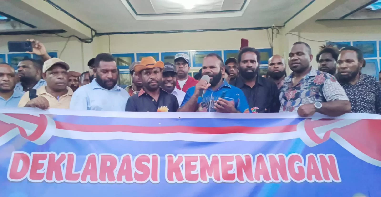 Deklarasi kemenangan dalam penghitungan cepat maupun perhitungan rekapan papan tabulasi Komisi Pemilihan Umum KPU Kabupaten Yahukimo di Dekai, Selasa (3/12/2024). (Ceposonline.com/foto Tim DY-EM)