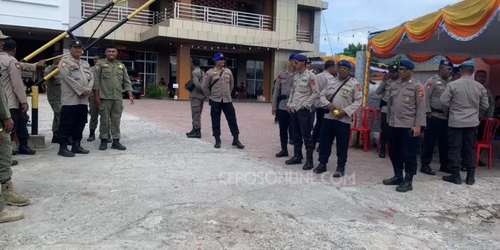 Aparat gabungan yang sedang berjaga di halaman Hotel Cartenz Timika. (CENDERAWASIH POS/MOH. WAHYU WELERUBUN). 