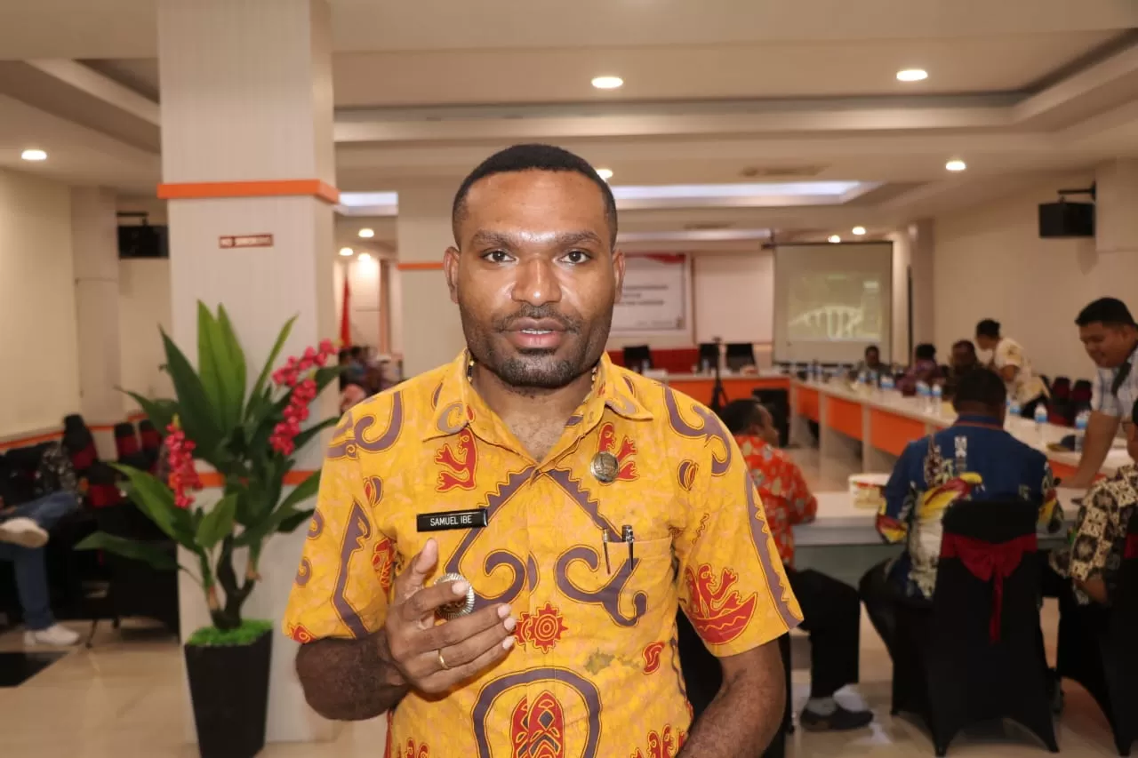 Kadistrik Waris, Samuel Ibe saat memberikan keterangan kepada Ceposonline.com, Selasa (03/12/2024).