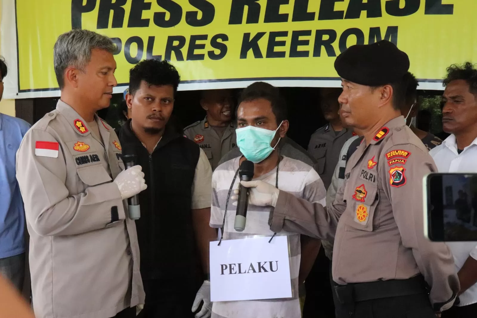 Kapolres Keerom, AKBP Christian Aer didampingi Kasat Samapta, AKP Samuel Yunus dan pelaku AW, saat confrensi pers di Mapolres Keerom, Selasa (03/12/2024).