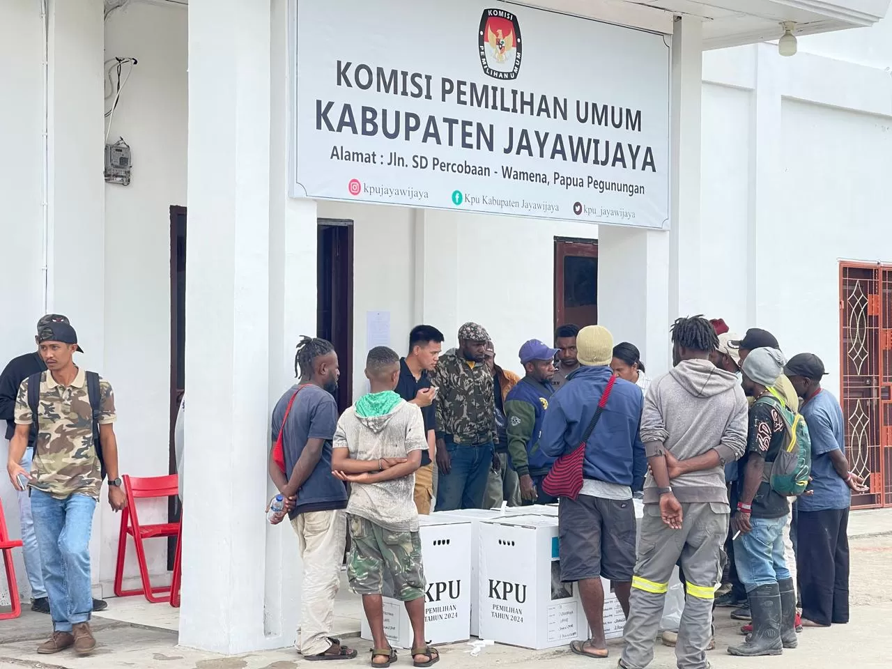 PPD Dari Distrik Wame saat memasukkan hasil logistik hasil penghitungan suara Pilkada serentak 2024 ke Kantor KPU Kabupaten Jayawijaya Rabu (4/12/2024). (CENDERAWASIH POS/Deni Tonjau)