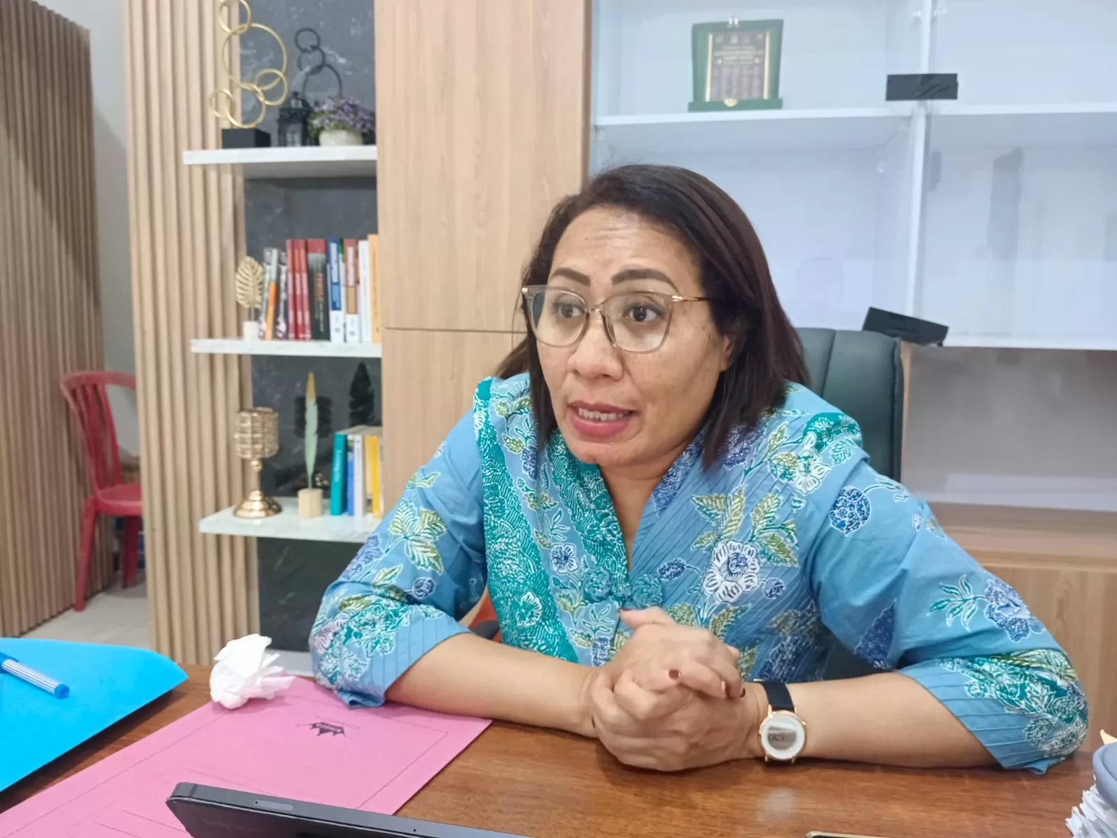 Ketua KPU Papua Selatan Theresia Mahuze bicara soal pemungutan suara Pilkada di wilayah Papua Selatan. (CENDERAWASIH POS/SULO)