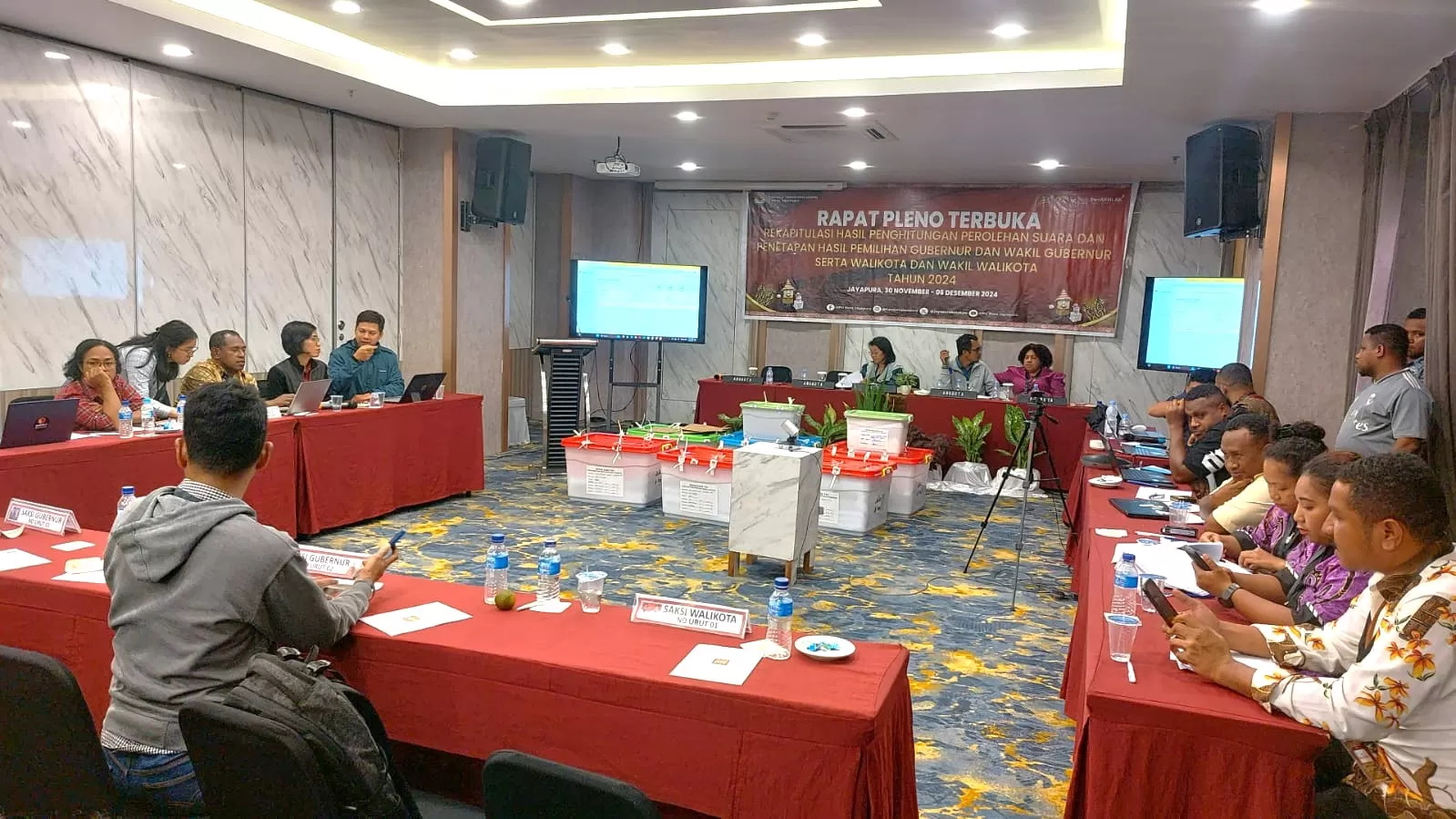 Nampak suasana pleno PPD Jayapura Utara yang dilakukan oleh KPU Kota Jayapura, Rabu (4/12/2024) malam. (Foto: HANS PALEN/CEPOSONLINE.COM).