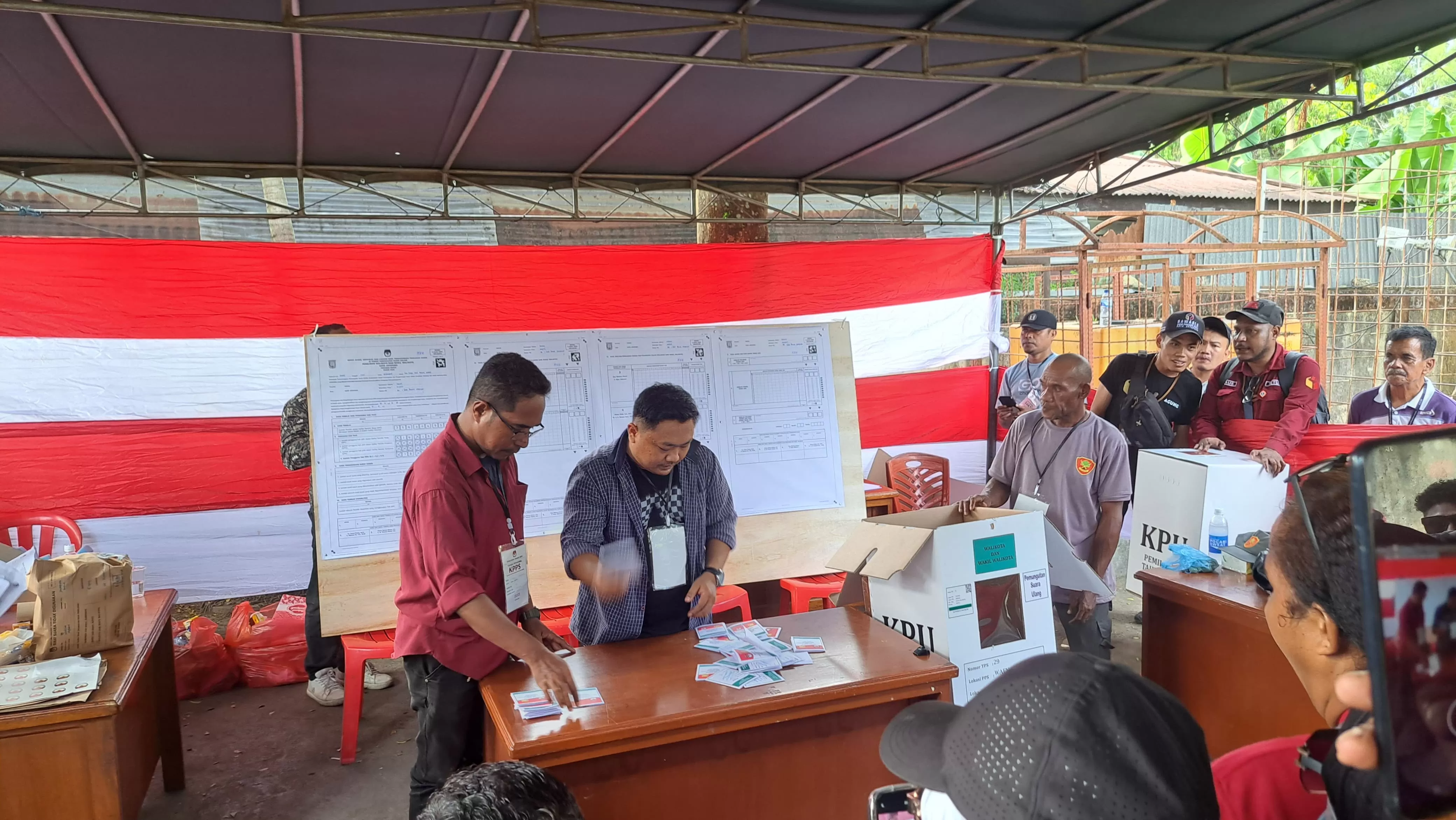 PSU di halaman kantor Distrik Heram, Kamis (05/12/2024). (dok kpu)